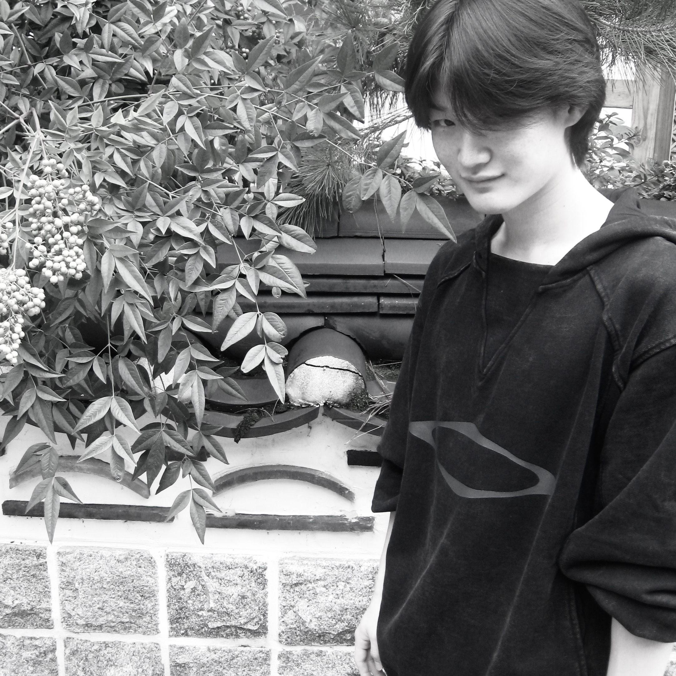 (W) Mischief Bleached Pullover Hoodie Washed Black 착용 스타일