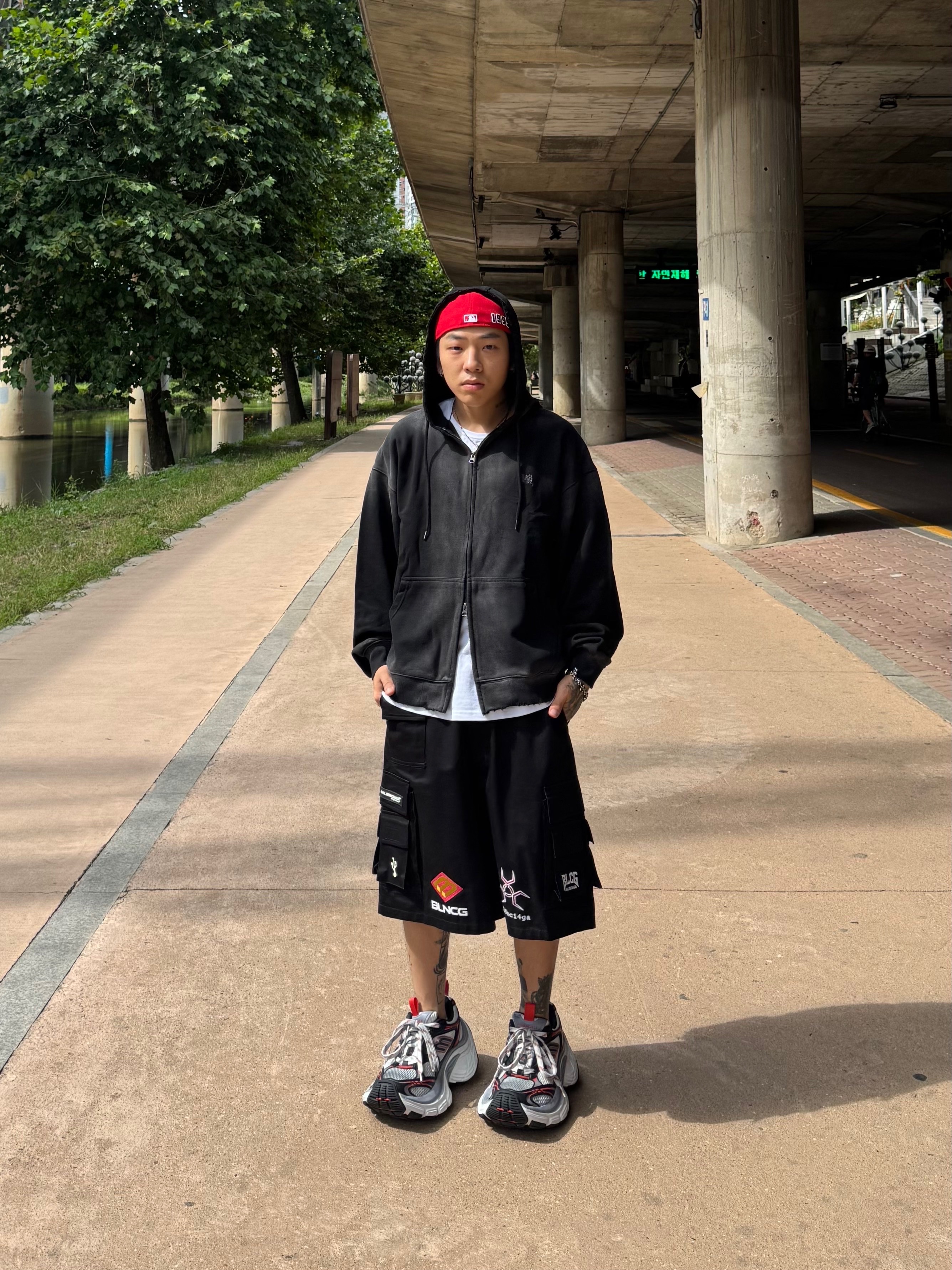 Balenciaga 10XL Sneakers Grey White Red 착용 스타일 - 4
