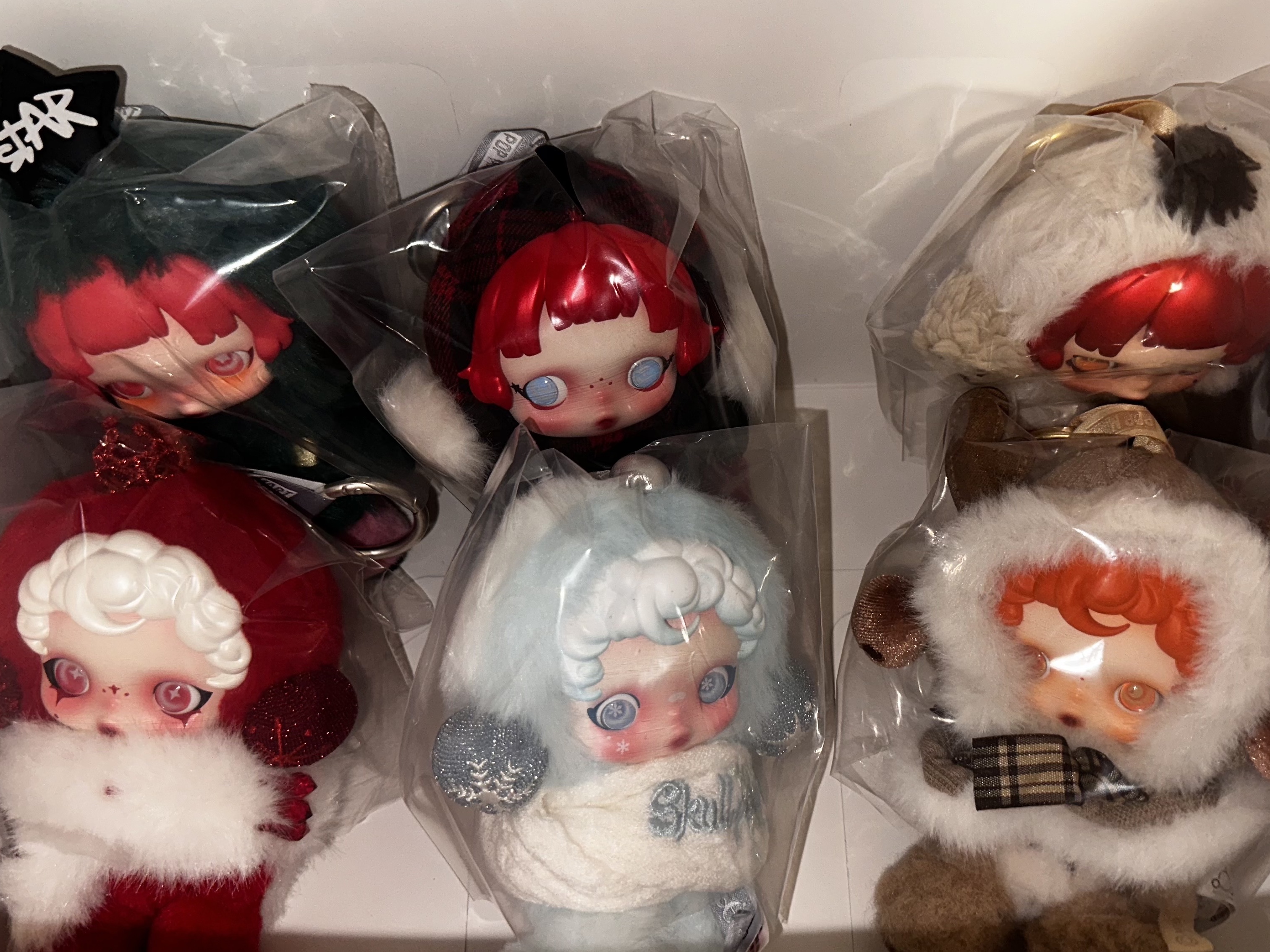 Pop Mart Skullpanda Winter Symphony Series Keyring Sealed Case (6 Blind Boxes) 착용 스타일