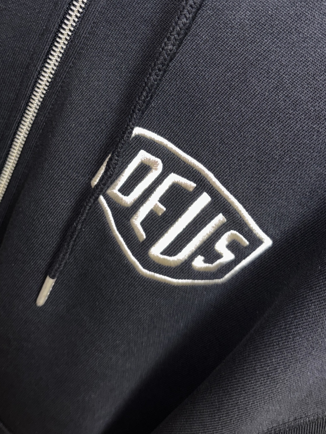 [6% 적립] Deus Ex Machina College Address Hoodie Zipup Black 착용 스타일 - 1
