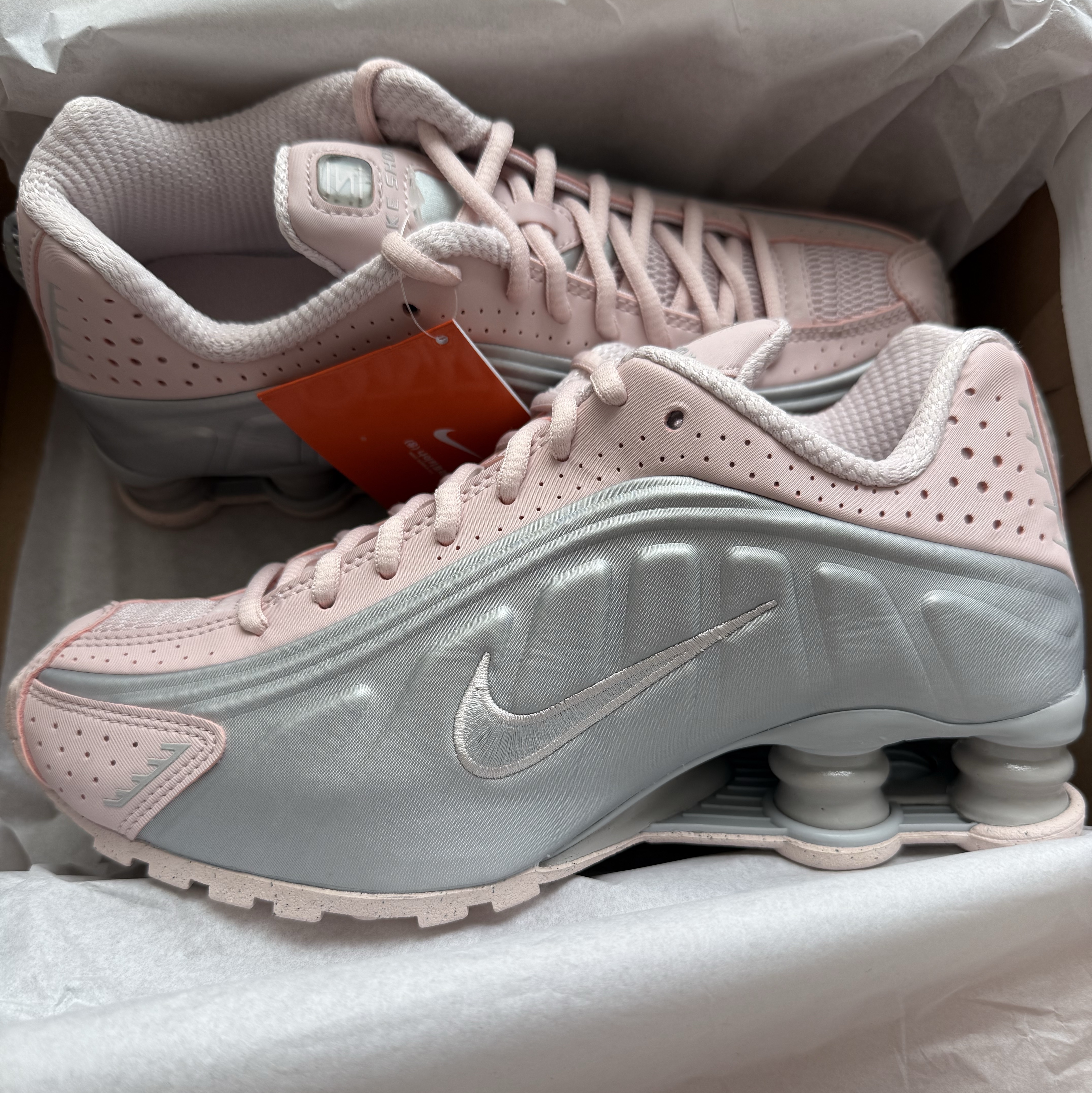 (W) Nike Shox R4 Barely Rose Metallic Platinum 착용 스타일 - 1