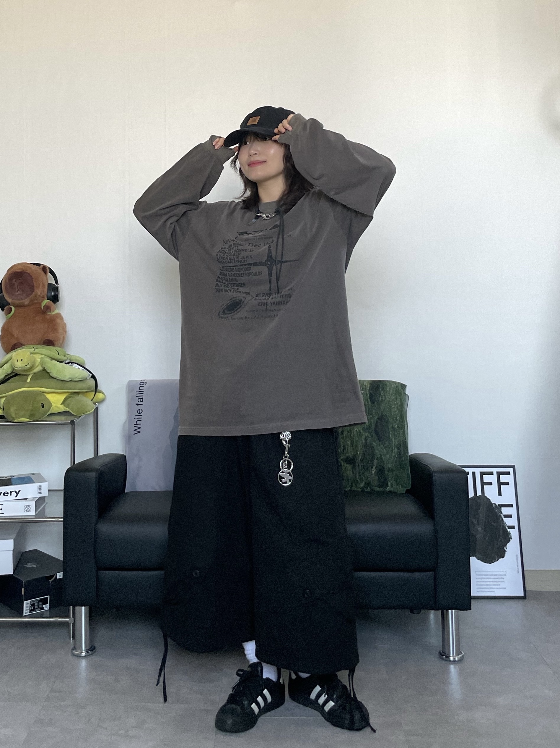 Carhartt Canvas Cap Black, Our Legacy Ladon Leather Keychain Black 착용 스타일 - 2