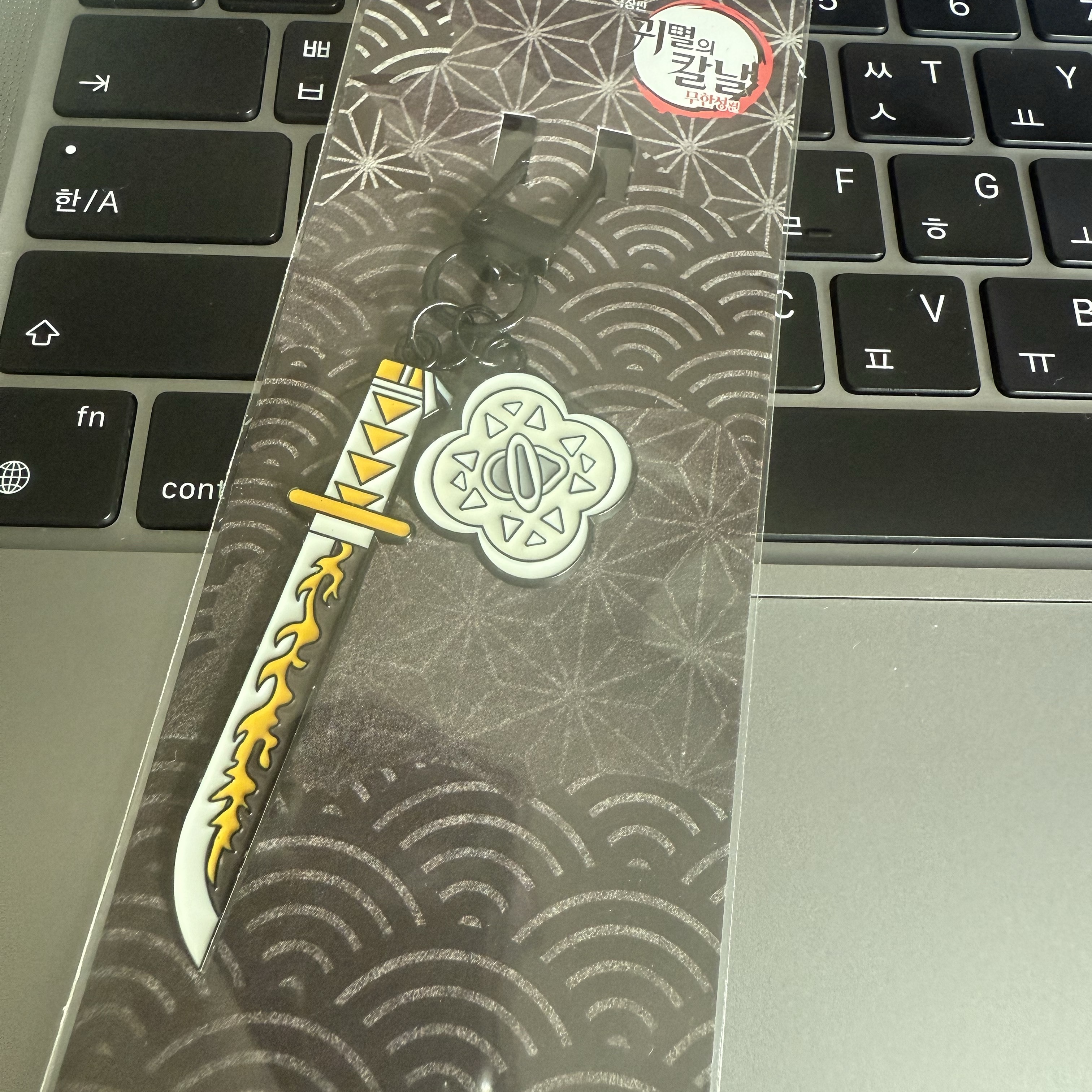 Demon Slayer Kimetsu No Yaiba Nichirin Sword Keyring Agatsuma Zenitsu 착용 스타일