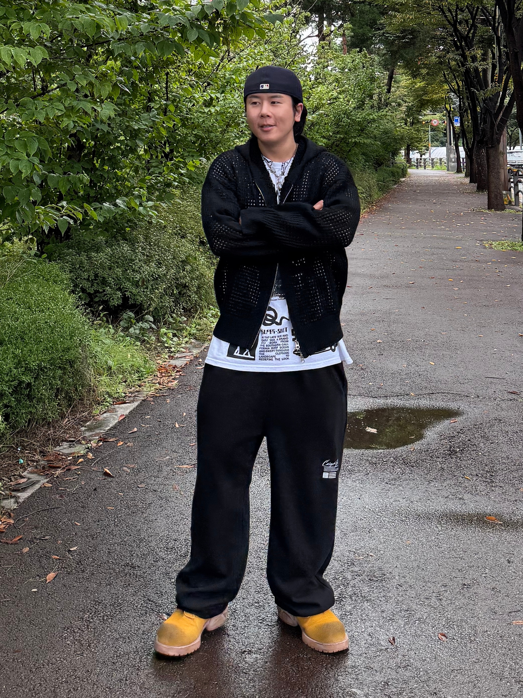 Stussy Sara T-Shirt White, New Era x Fear of God 59FIFTY Chicago White Sox Fitted Cap Black 착용 스타일 - 1