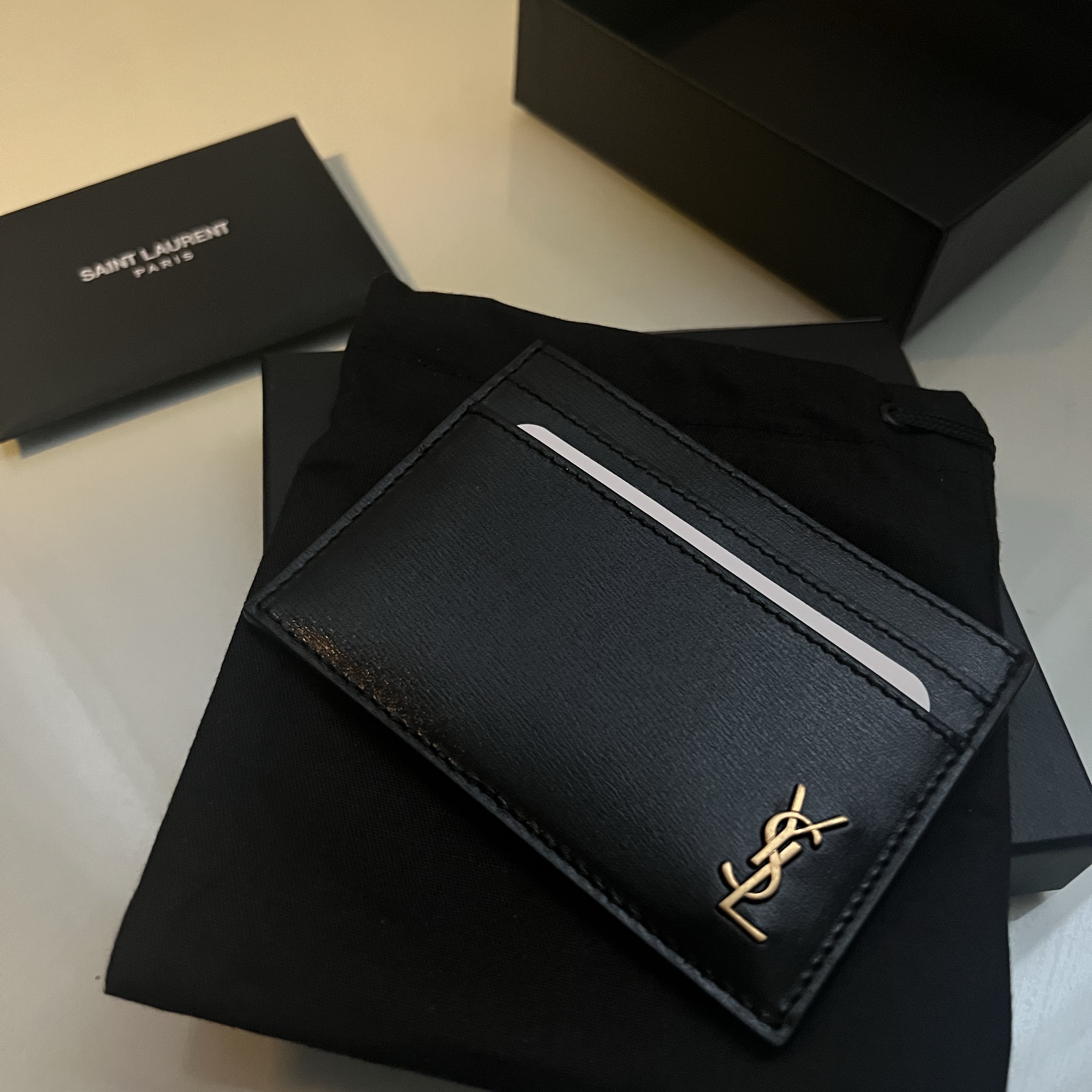 Saint Laurent Tiny Monogram Shiny Leather Card Case Black 착용 스타일 - 2