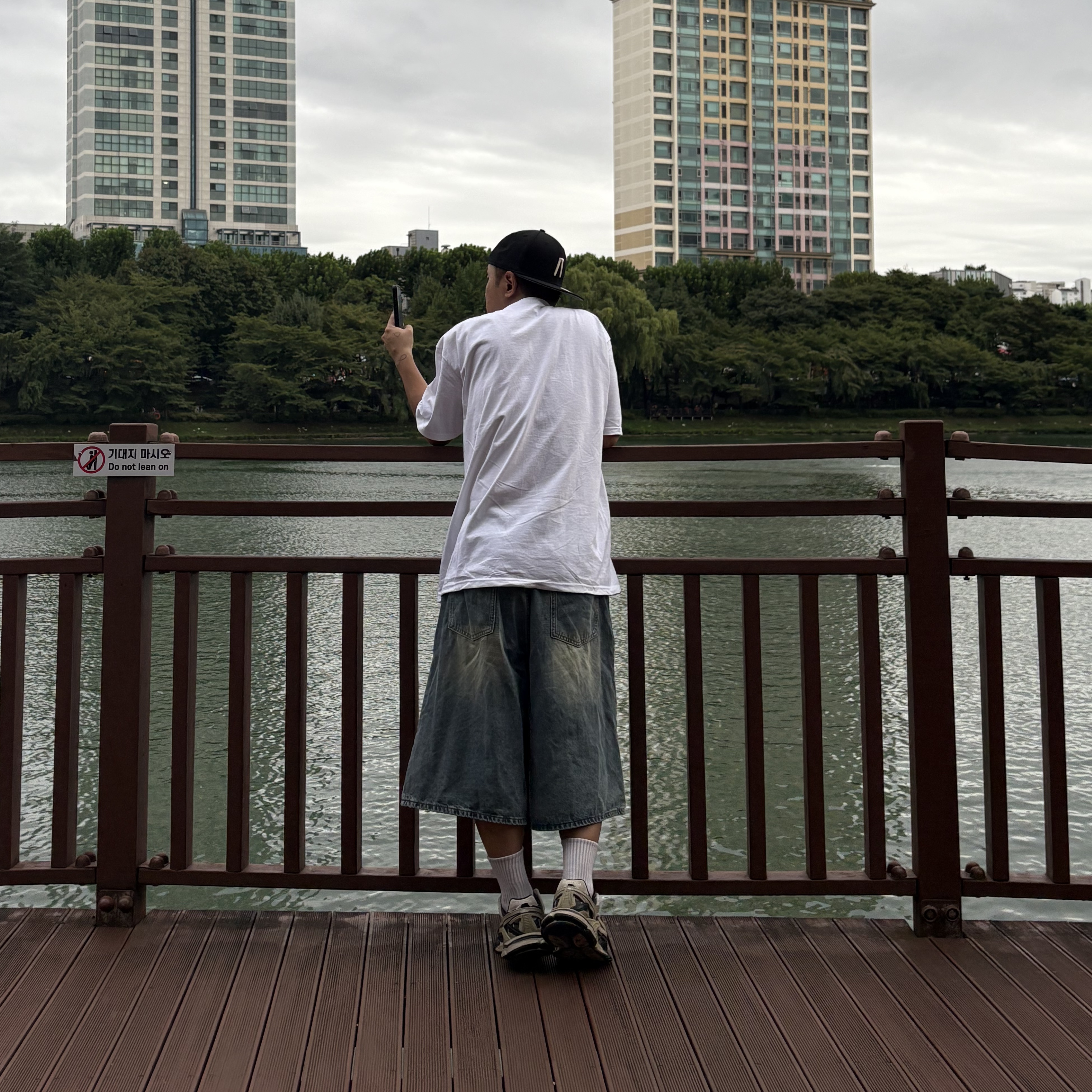 Stussy x Denim Tears Annie Lee T-Shirt White, AMOU Essential Bermudapants 착용 스타일 - 2