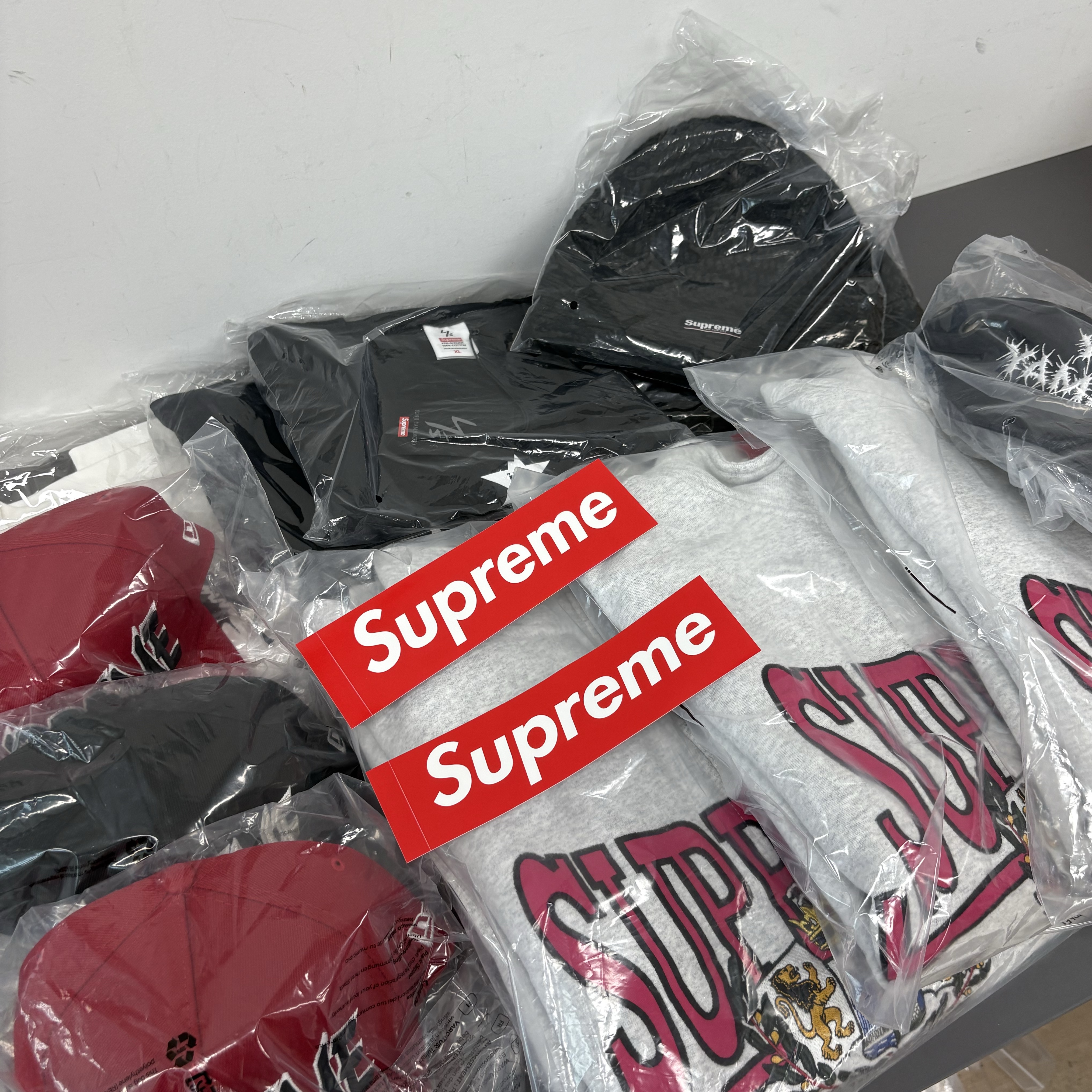 Supreme x Y's by Yohji Yamamoto Star T-Shirt Black - 25FW, Supreme Crest Appliqué Half Zip Pullover Ash Grey - 25FW 착용 스타일