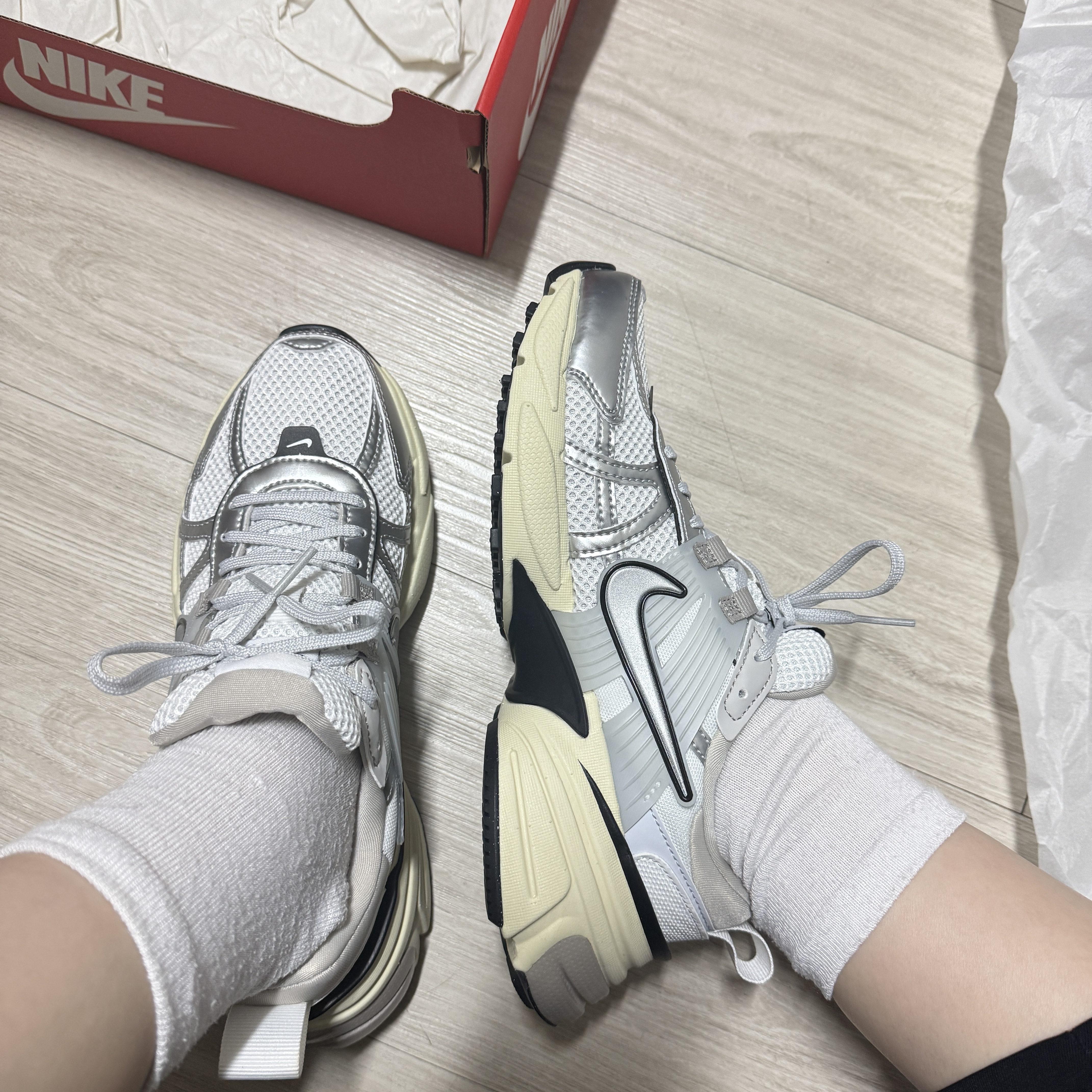 Nike V2K Run Summit White Metallic Silver 착용 스타일