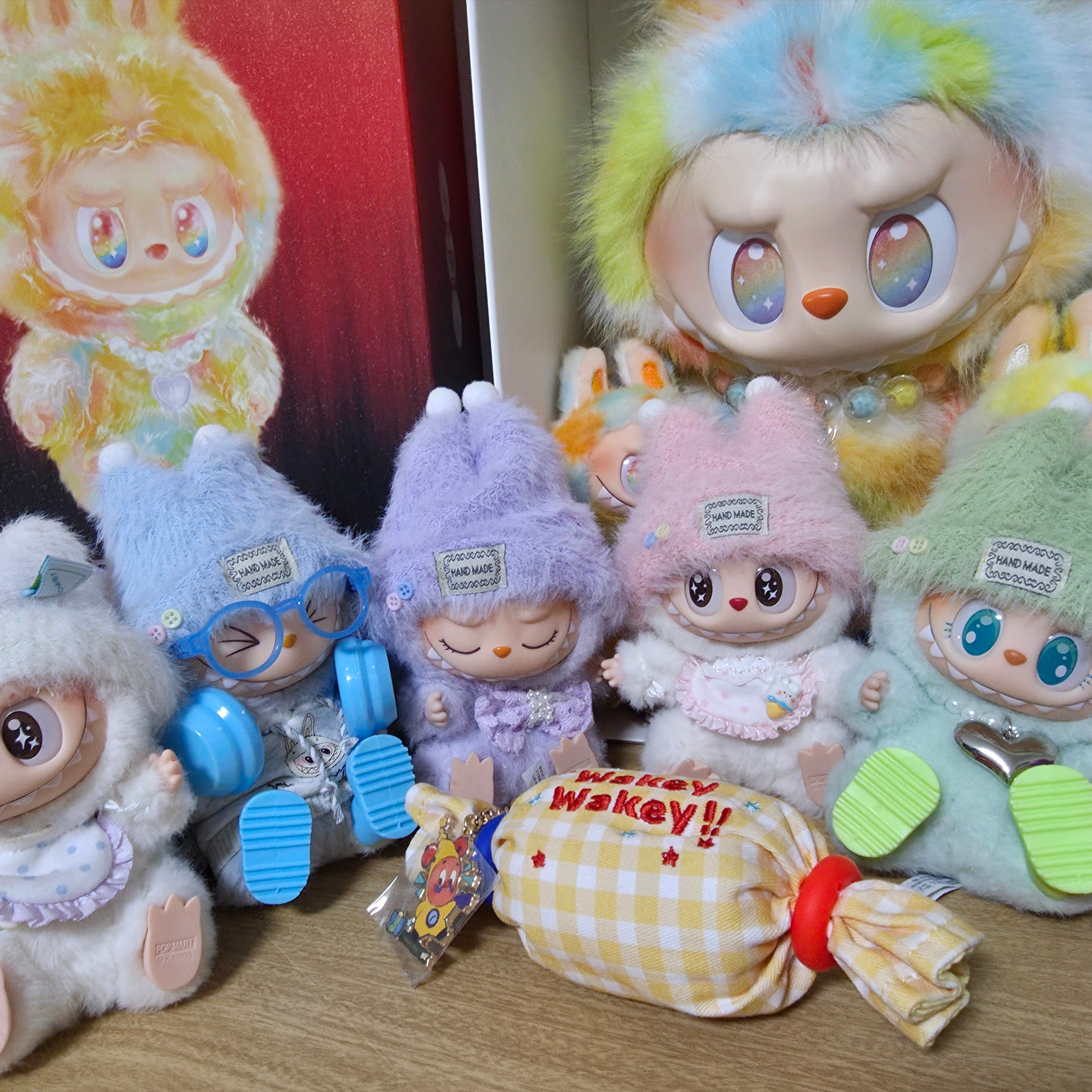 Pop Mart Labubu The Monsters Big Into Energy Series-Rock The Universe Vinyl Plush Doll, Pop Mart Labubu Coca Cola Series Keyring Sealed Case (6 Blind Boxes) 착용 스타일