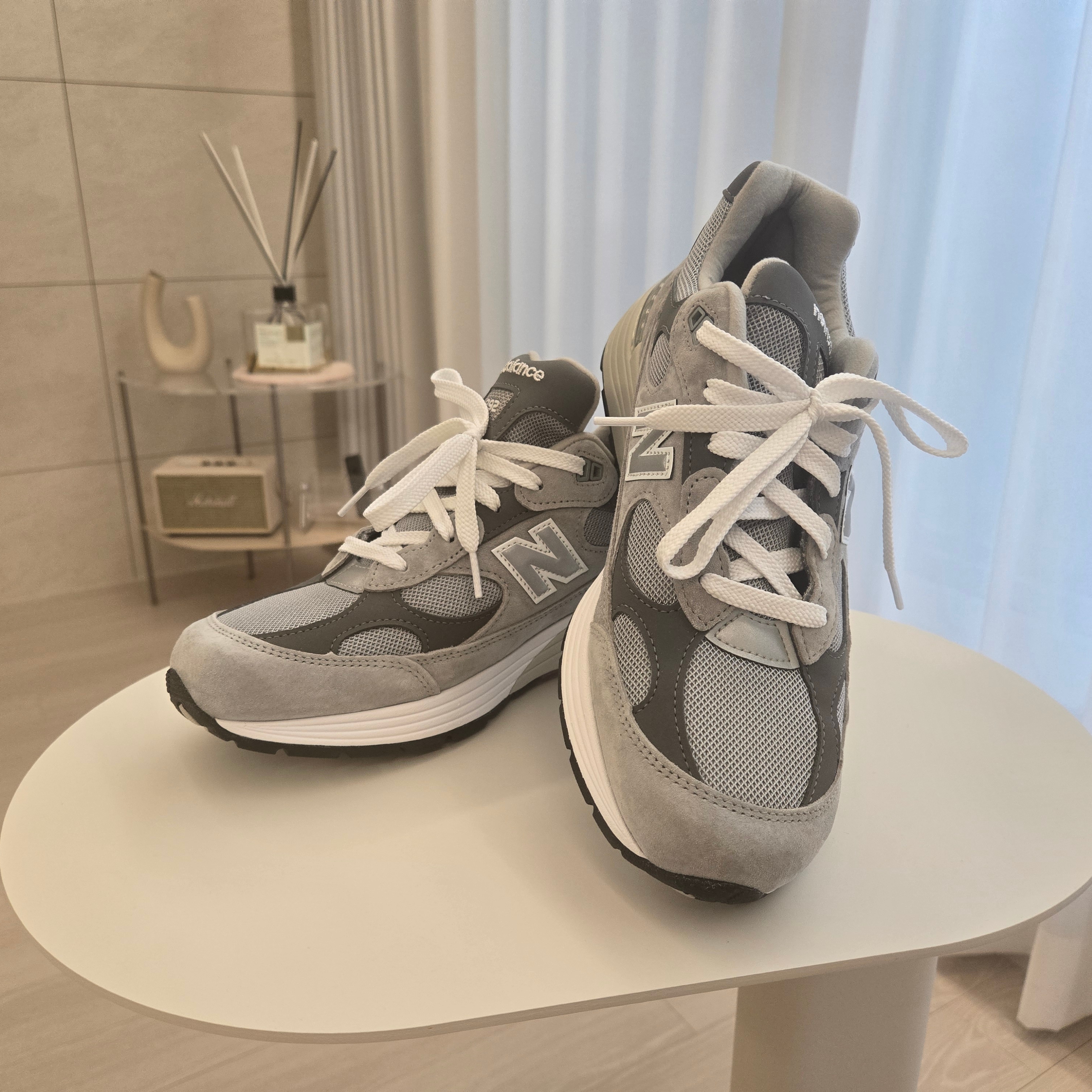 New Balance 992 Made in USA Core Grey Silver Metallic 착용 스타일 - 2