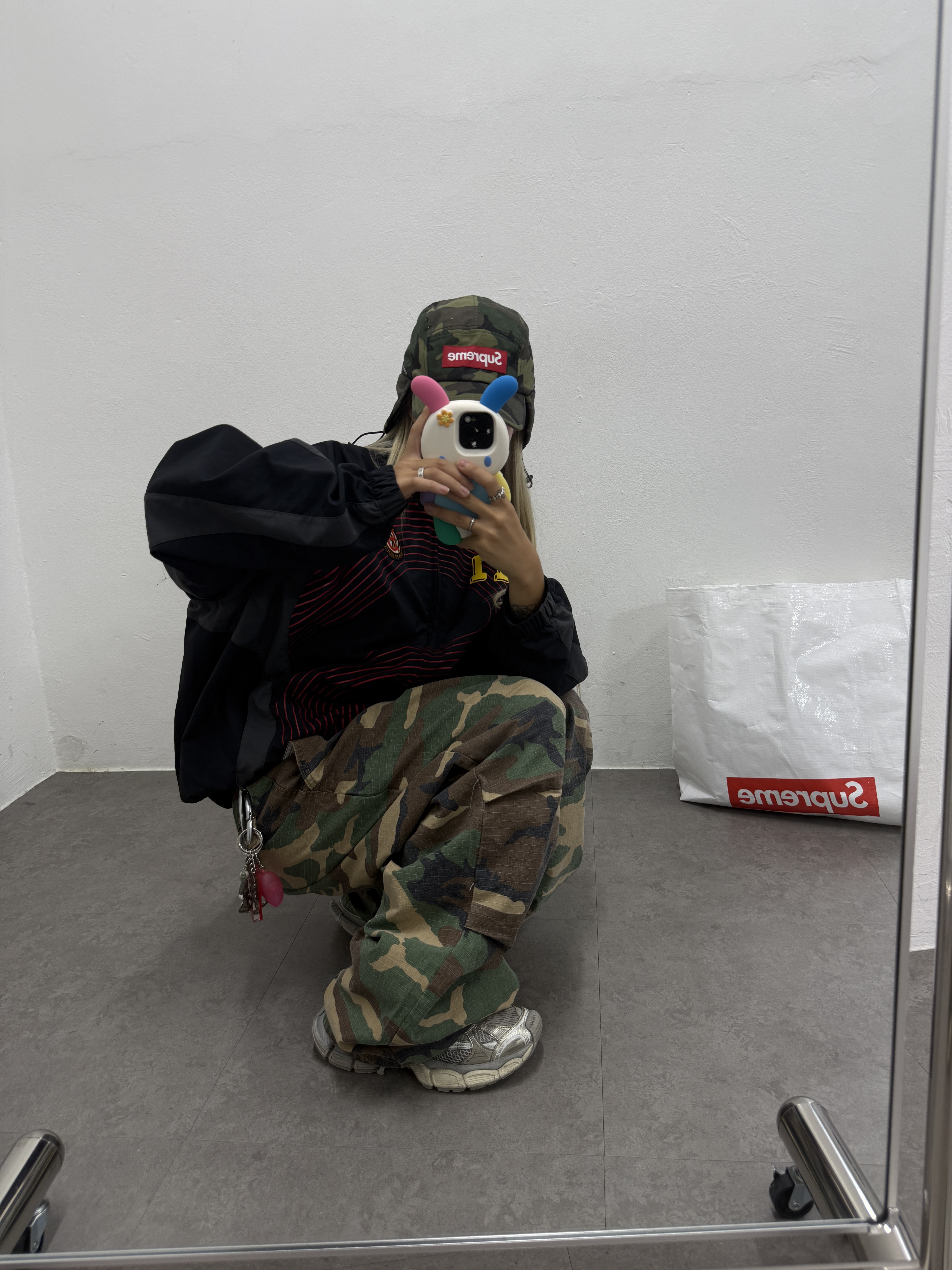 Supreme Packable Earflap Camp Cap Woodland Camo - 22FW, Supreme S Logo Track Jacket Black - 24FW 착용 스타일 - 2