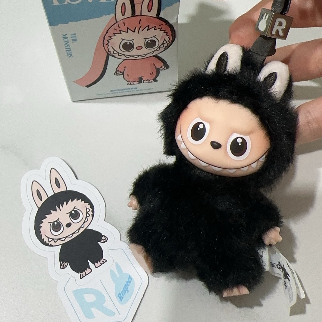 Pop Mart Labubu The Monsters Pin For Love Series Vinyl Plush Pendant Sealed Case (N-Z) (1 Blind Box) 착용 스타일