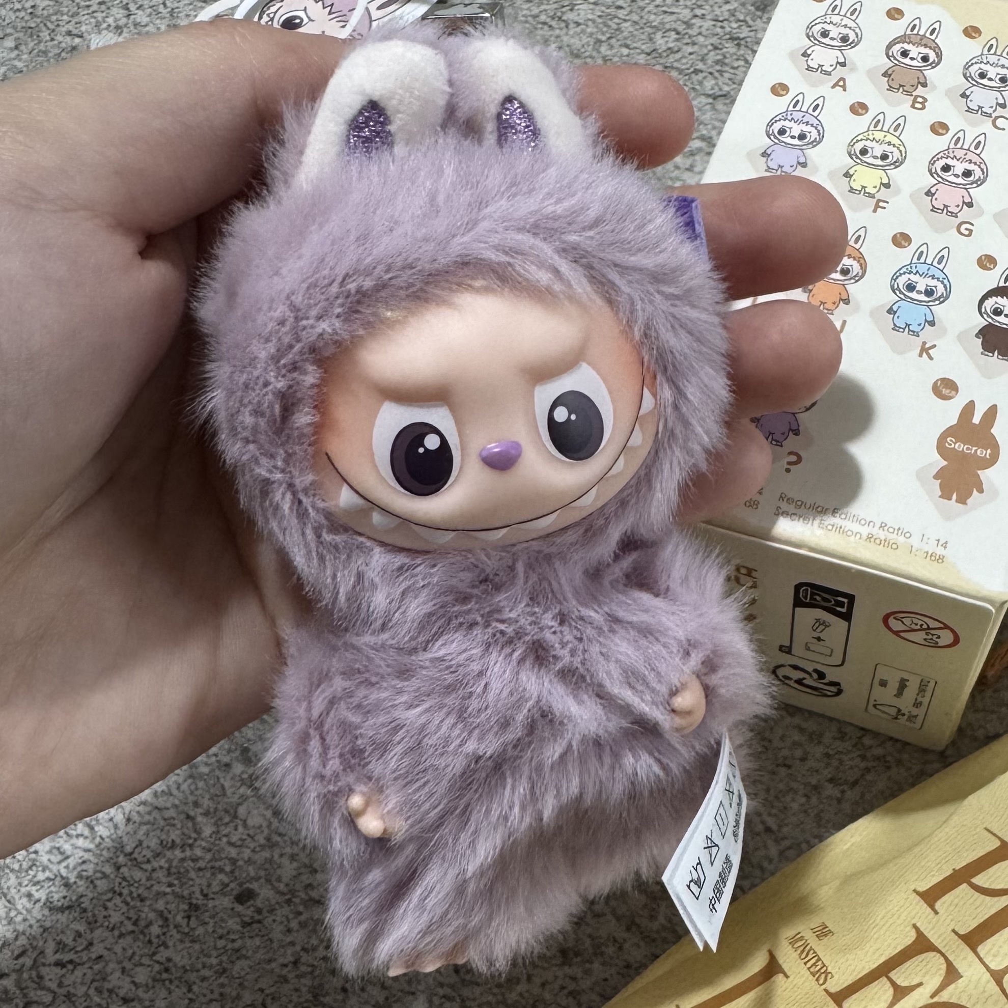 Pop Mart Labubu The Monsters Pin For Love Series Vinyl Plush Pendant Sealed Case (A-M) (1 Blind Box) 착용 스타일