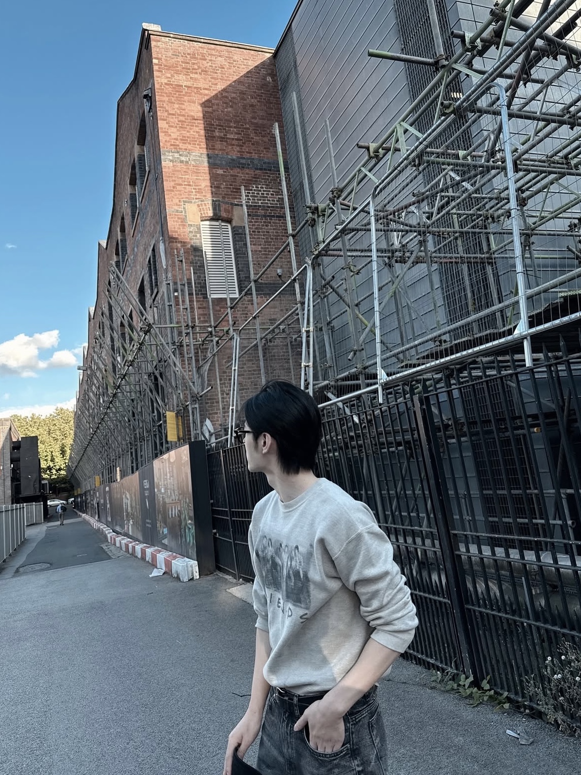 Saint Mxxxxxx x Friends Sweatshirt Gray - 25SS, Gentle Monster Lutto 01 Black 착용 스타일 - 1