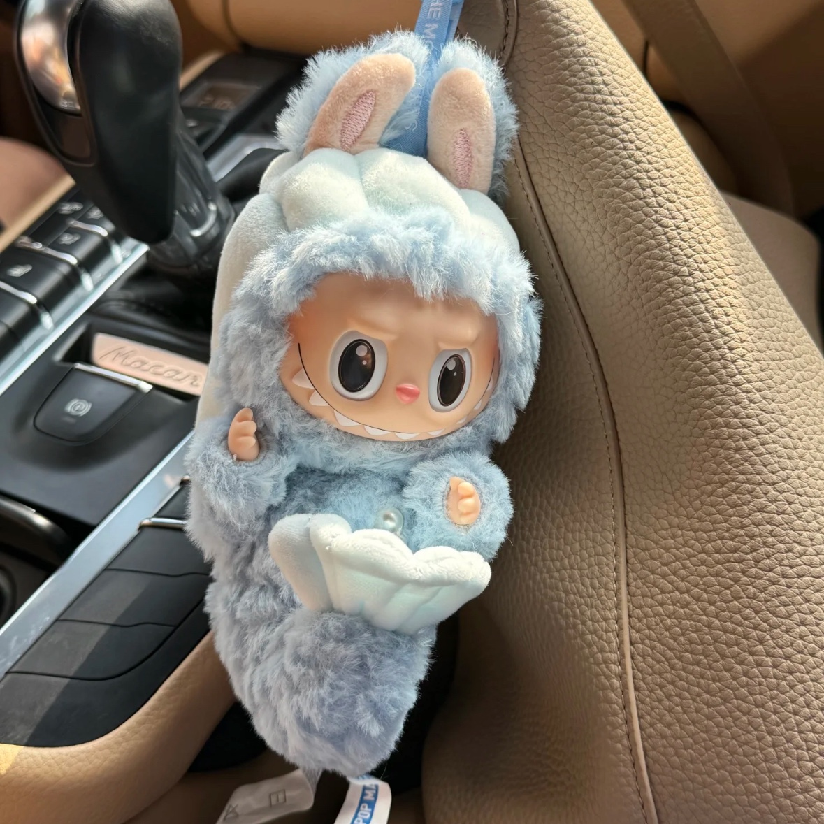 Pop Mart Labubu Hide and Seek In Singapore Series Vinyl Plush Pendant 착용 스타일