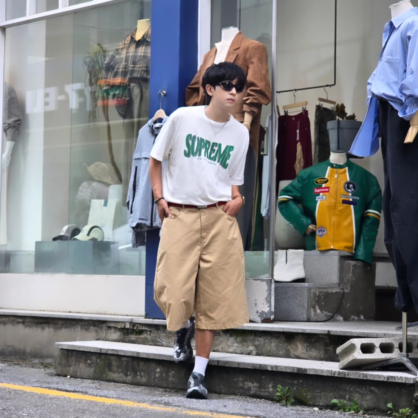 Supreme Flocked Washed S/S Top White - 25SS, True Religion Hustle Webbing Belt Red 착용 스타일 - 1