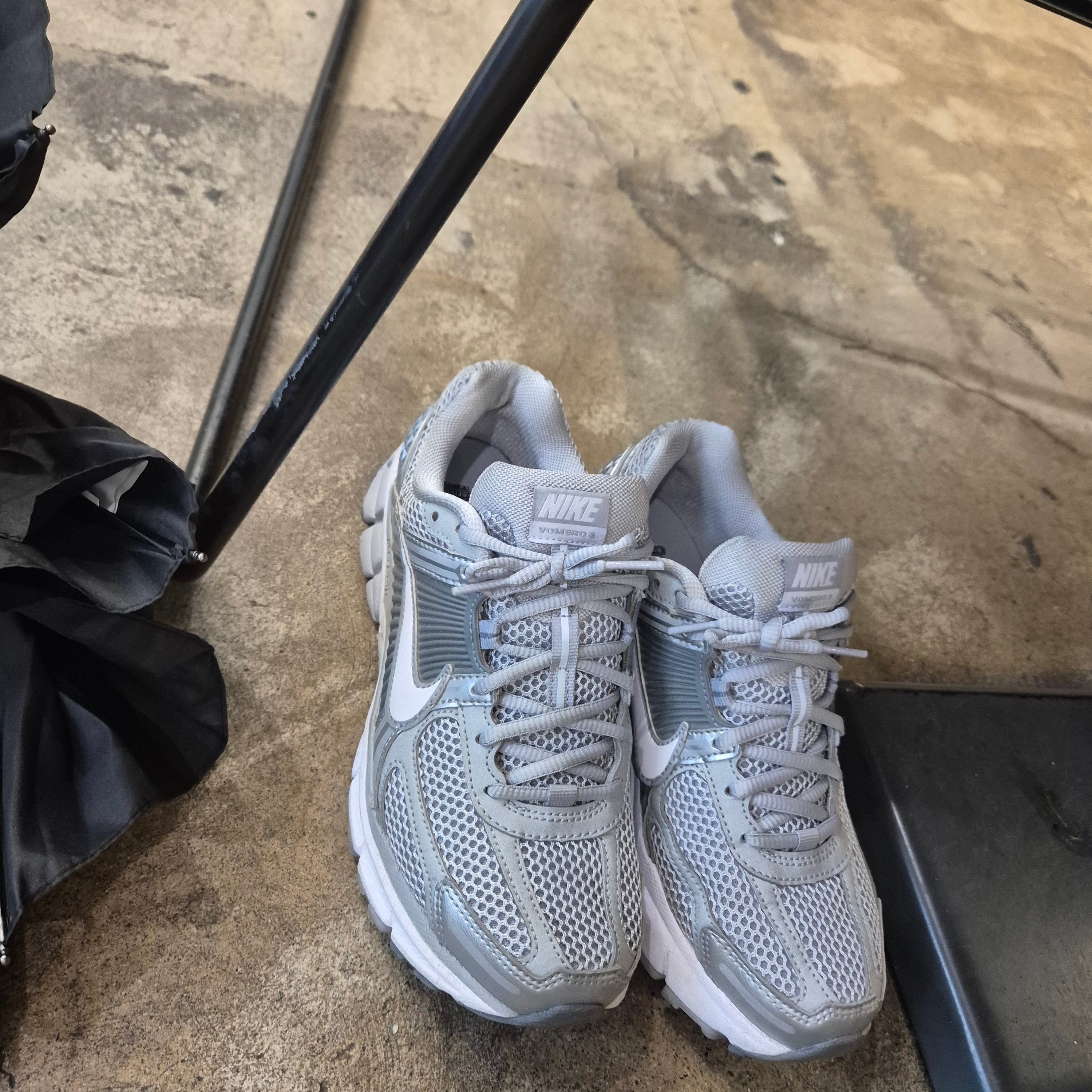 Nike Zoom Vomero 5 Wolf Grey White 착용 스타일
