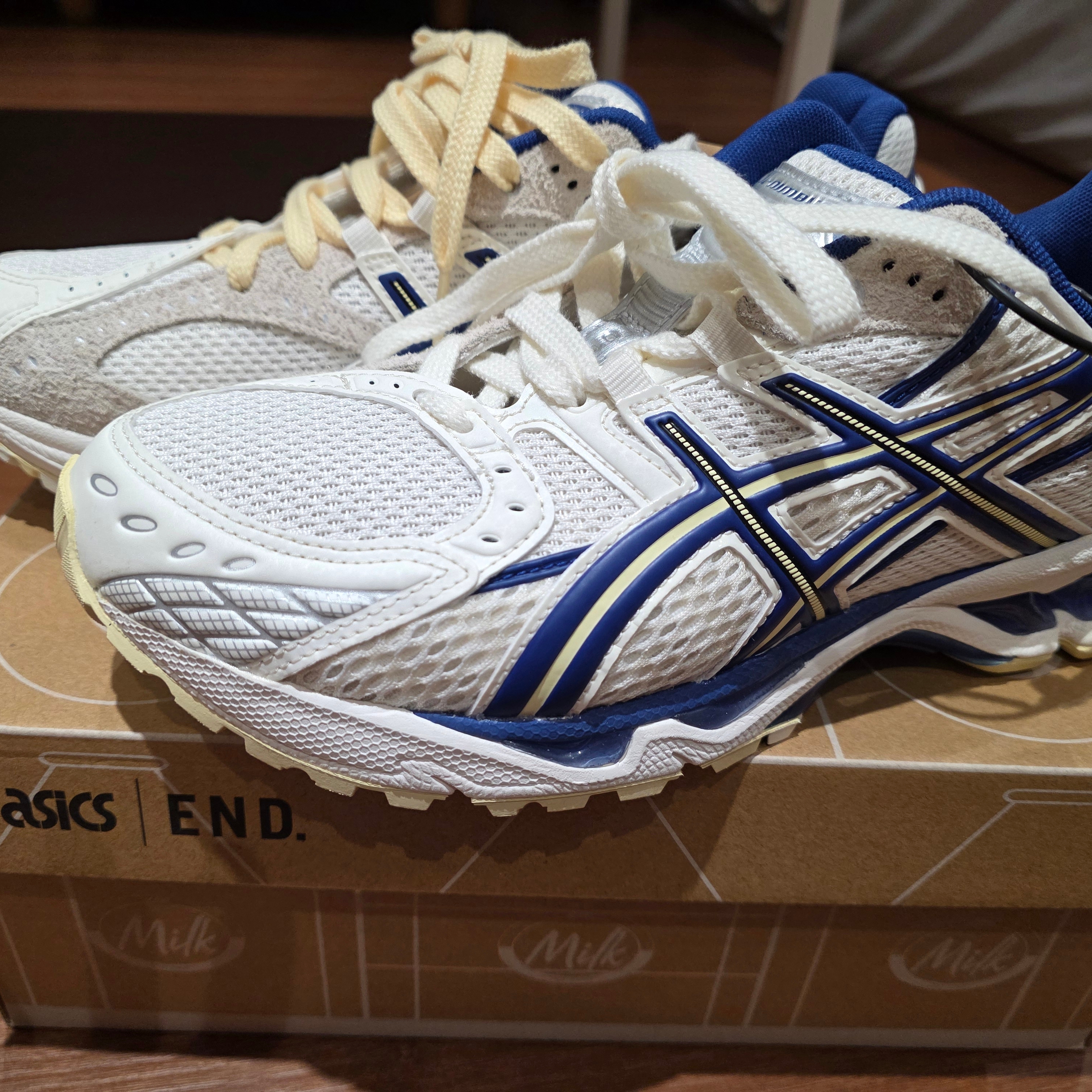 Asics x END. Gel-Nimbus 10.1 Snow White Sodalite Blue 착용 스타일 - 2