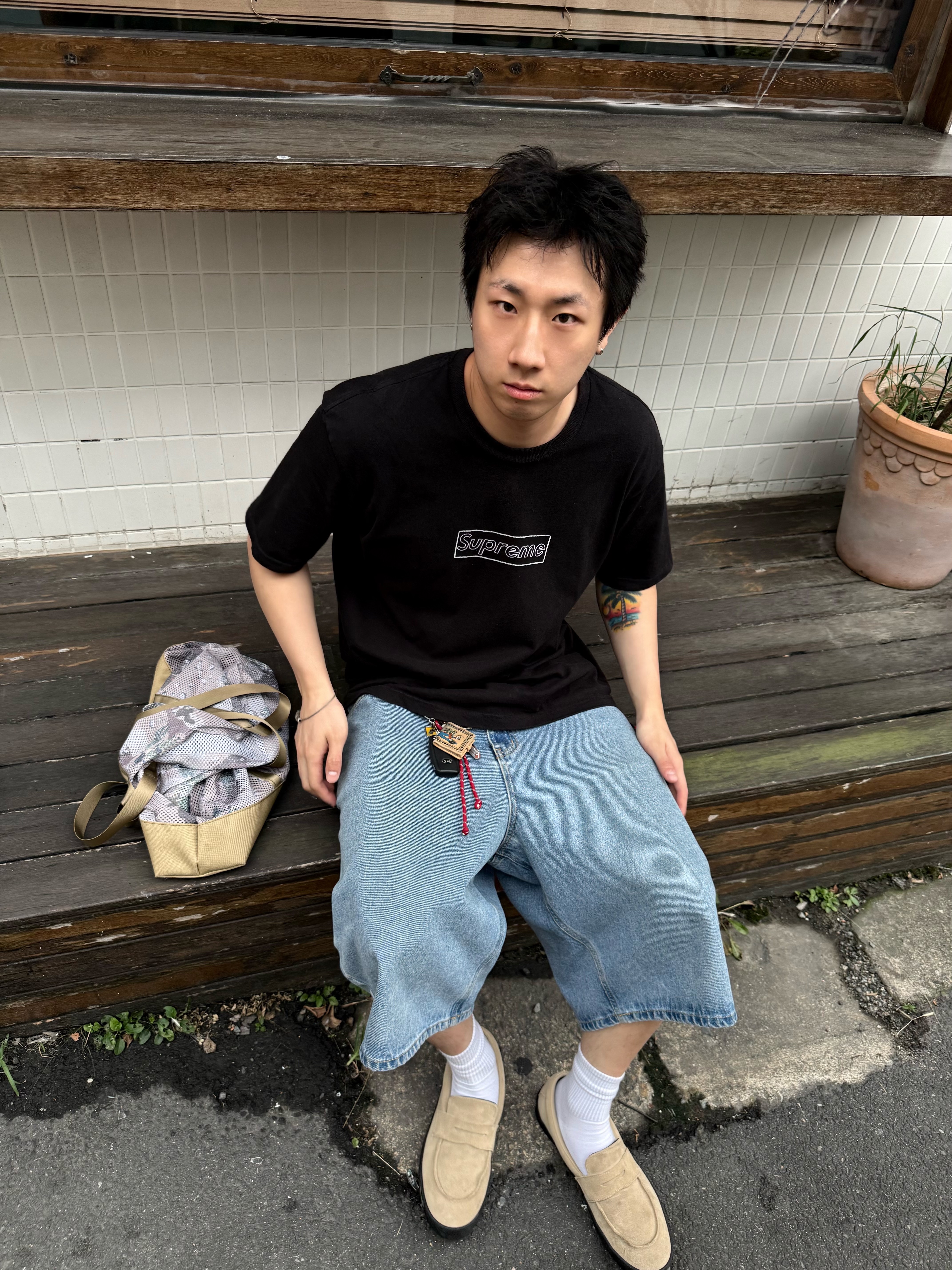 Supreme x Kaws Chalk Logo T-Shirt Black - 21SS, Vans Skate Loafer Suede Beige 착용 스타일 - 1