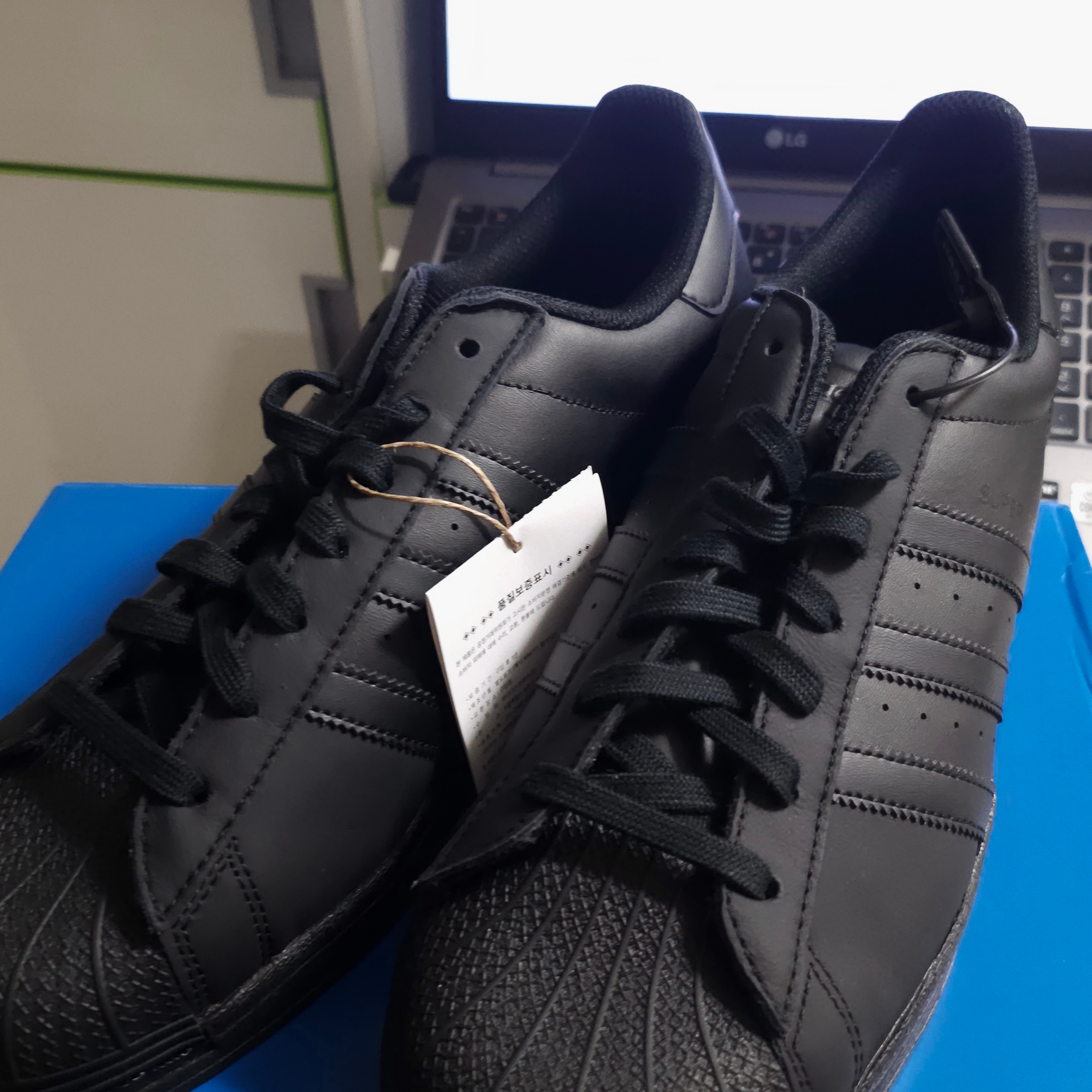 Adidas Superstar Triple Black 착용 스타일 - 2