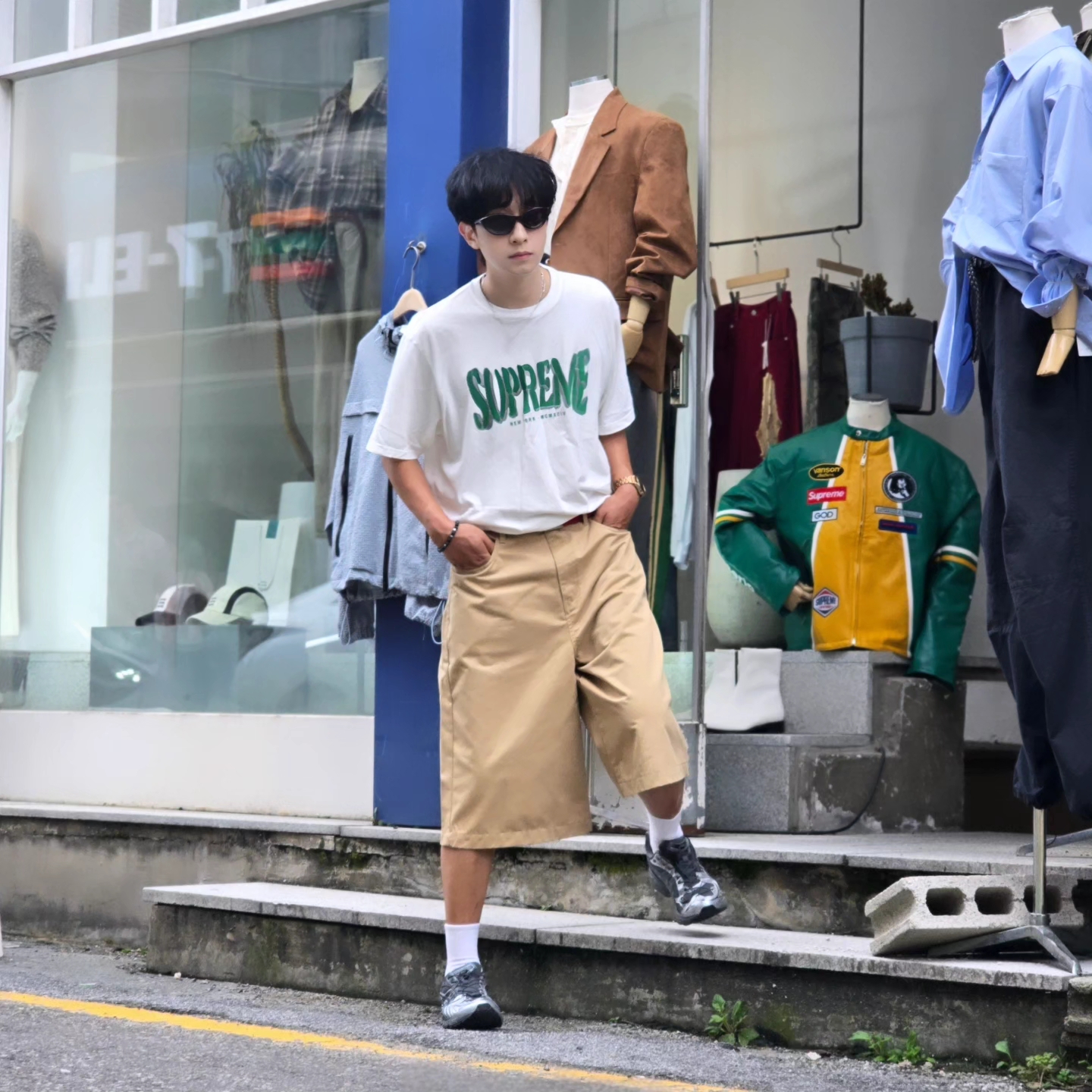Supreme Flocked Washed S/S Top White - 25SS, True Religion Hustle Webbing Belt Red 착용 스타일 - 4