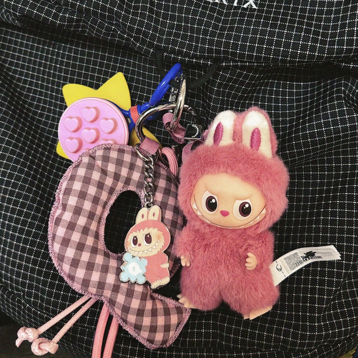 Pop Mart Labubu The Monsters Pin For Love Series Vinyl Plush Pendant (N-Z) Q (Opened Case), Pop Mart Labubu The Monsters Pin For Love Series - Letter Pendant (N-Z) Q (Opened Case) 착용 스타일