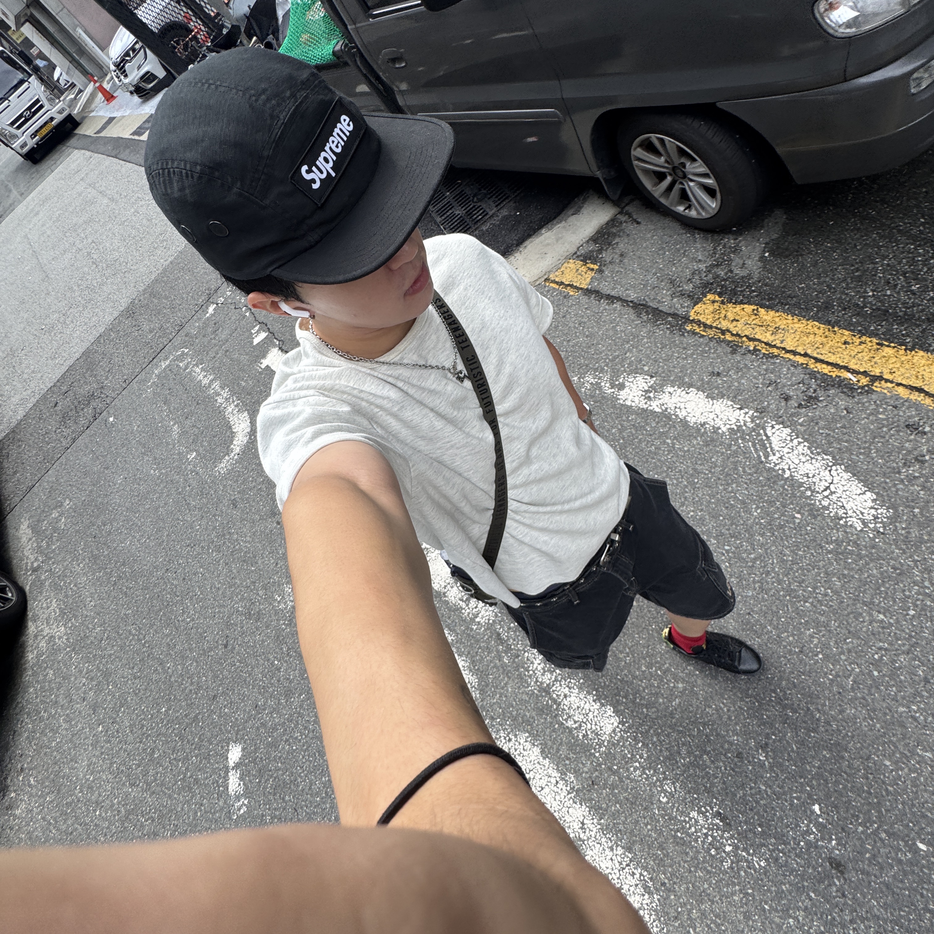 Supreme Washed Chino Twill Camp Cap Black - 25SS, Adidas x BAPE Stan Smith Core Black Gold Metallic 착용 스타일 - 1