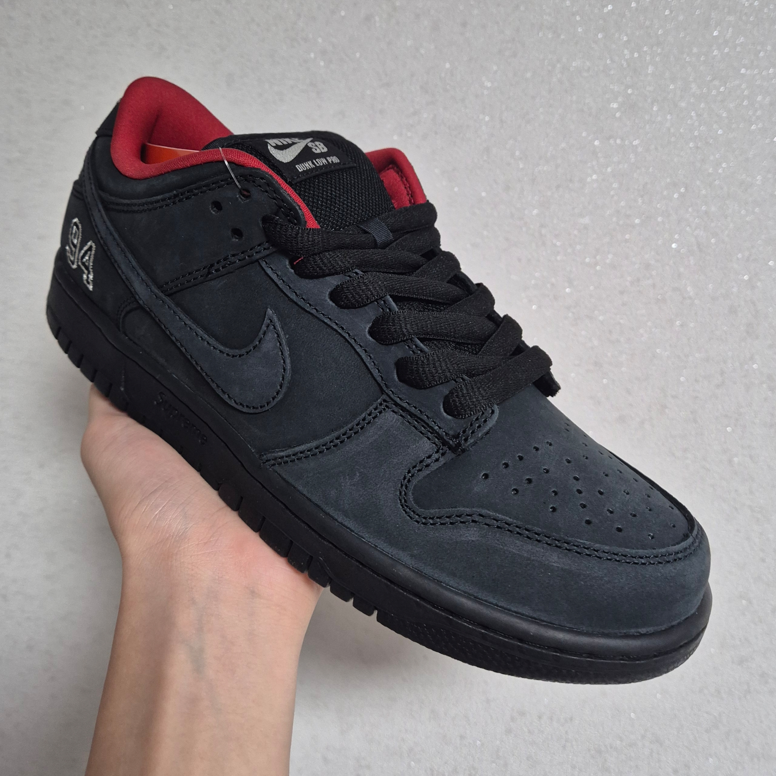 Nike x Supreme SB Dunk Low Black 착용 스타일 - 1