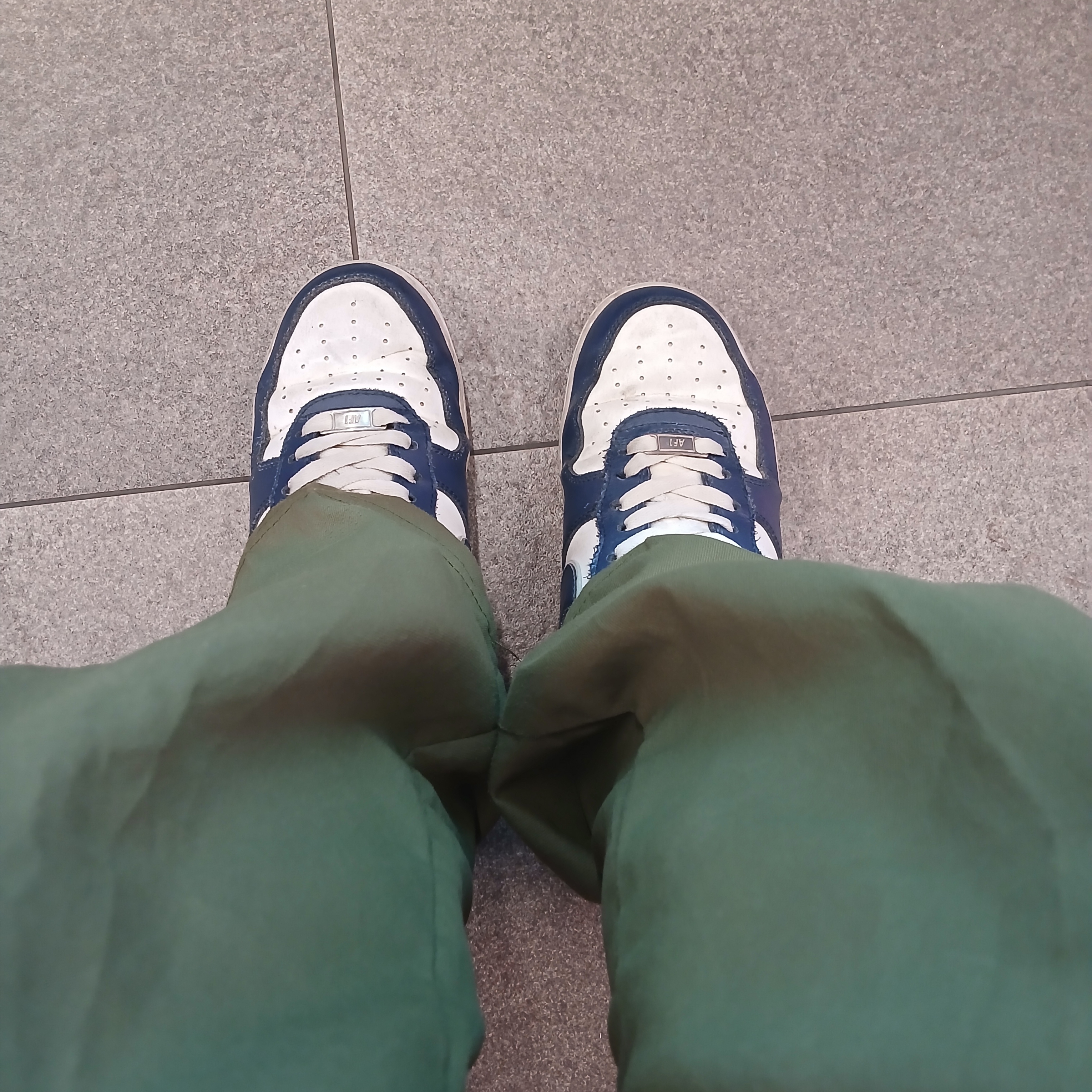 Nike Air Force 1 '07 LV8 Midnight Navy 착용 스타일