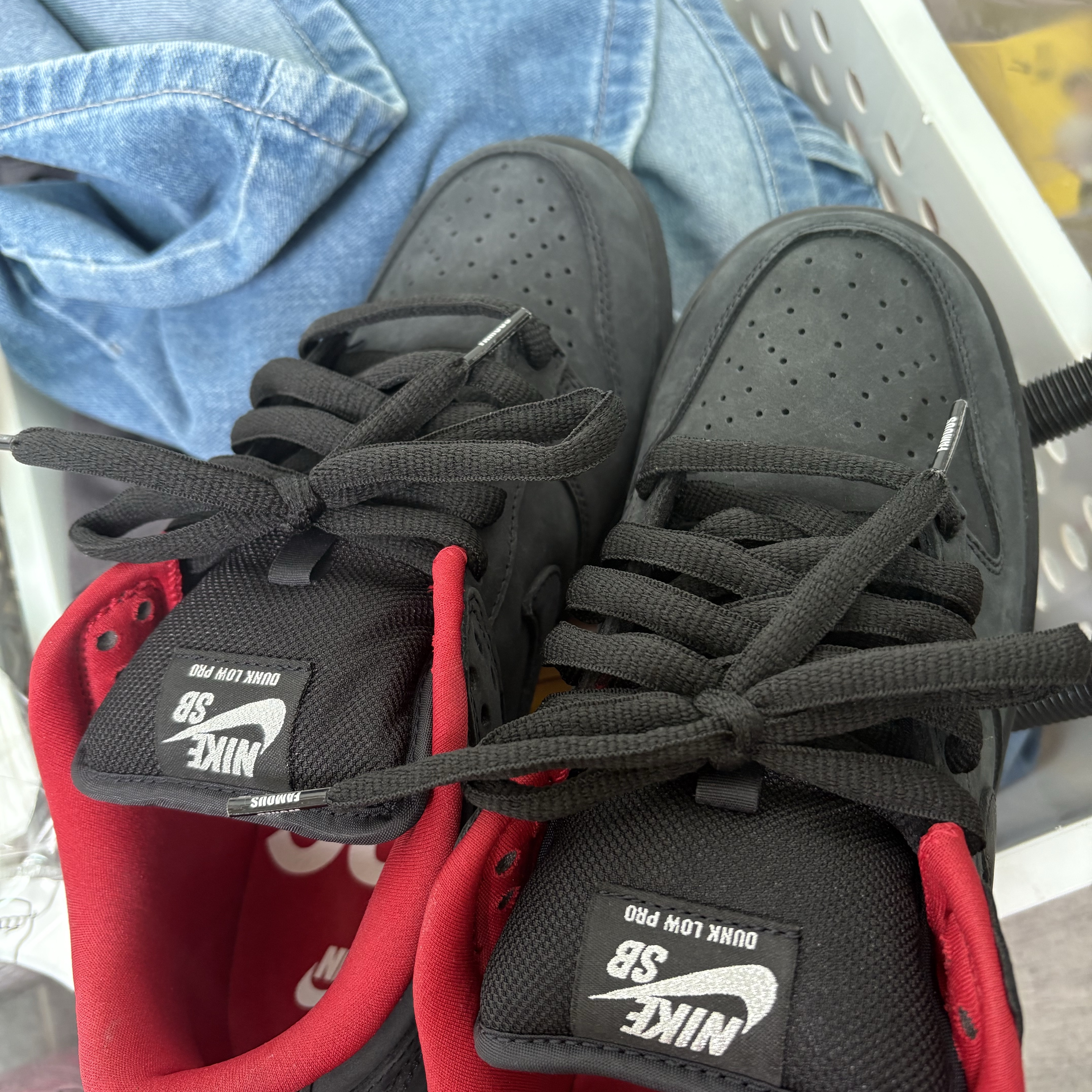Nike x Supreme SB Dunk Low Black 착용 스타일 - 2