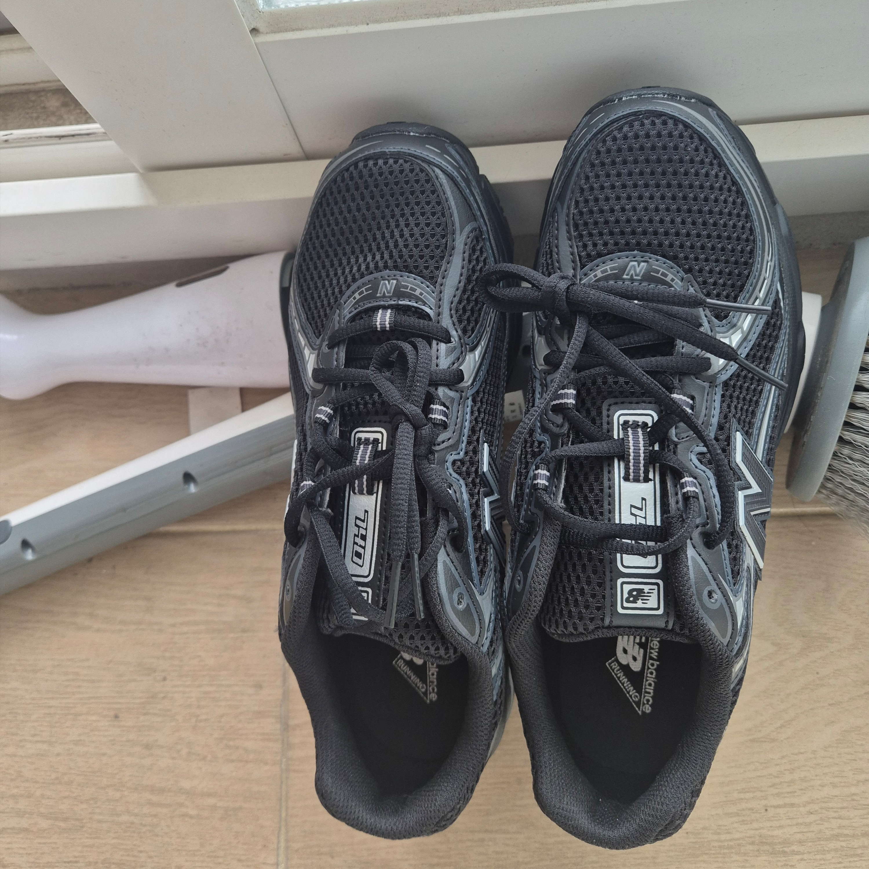 New Balance 740v2 Black Silver Metallic 착용 스타일
