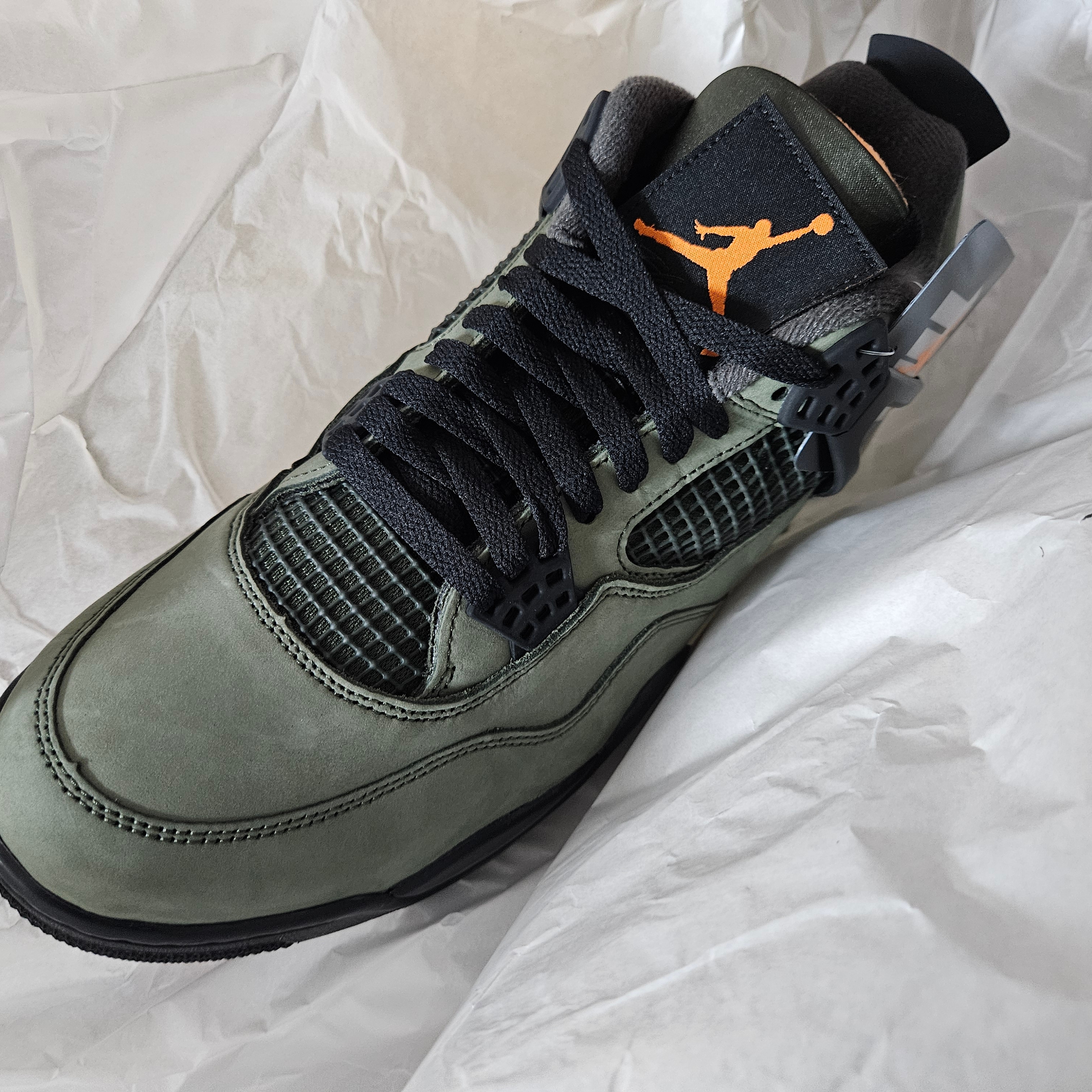 Jordan 4 x Undefeated Retro OG SP Deep Green and Clementine 착용 스타일