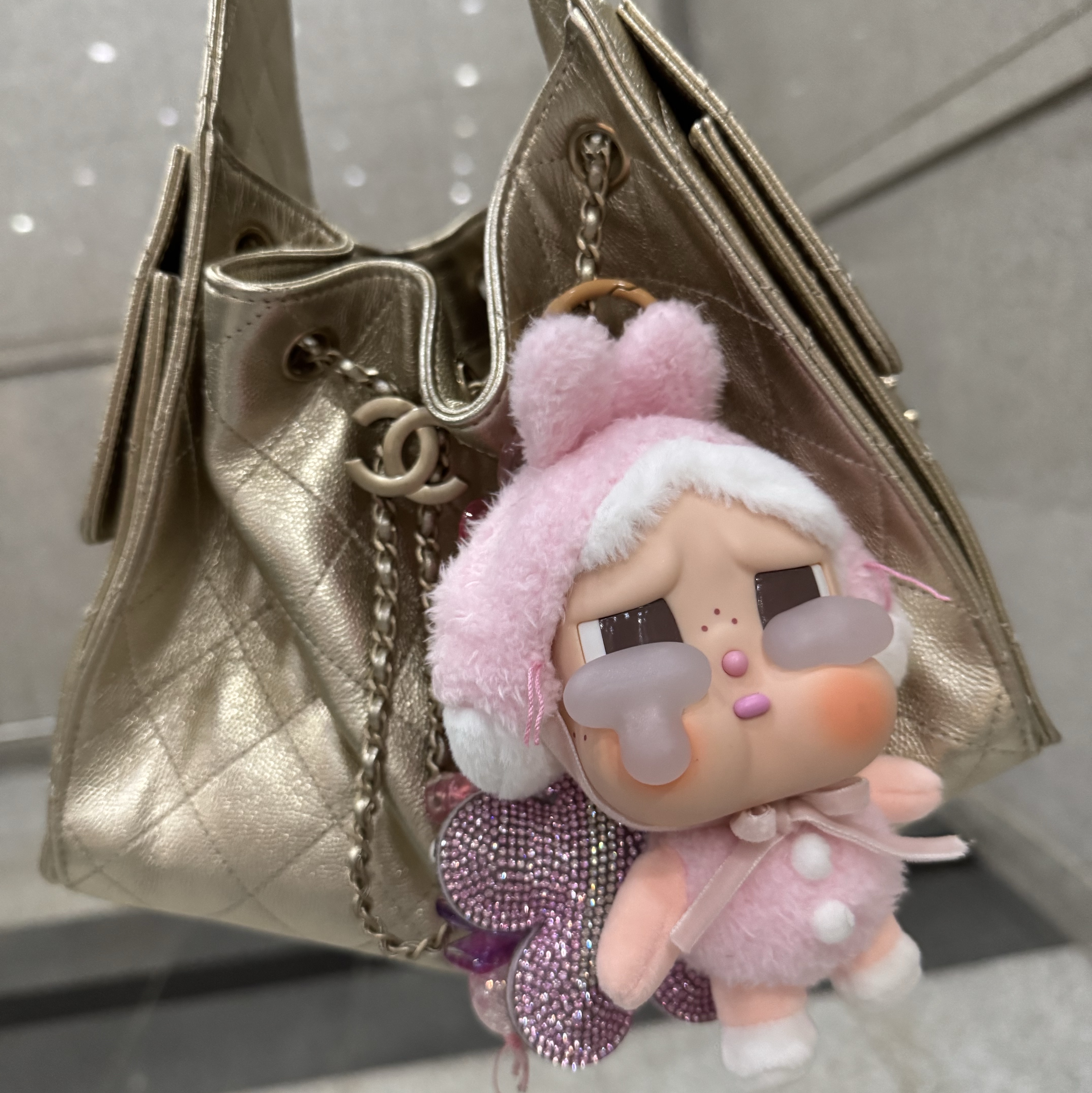Pop Mart Crybaby Crying Again Series Plush Keyring I'll Give You All My Love (Opened Case) 착용 스타일