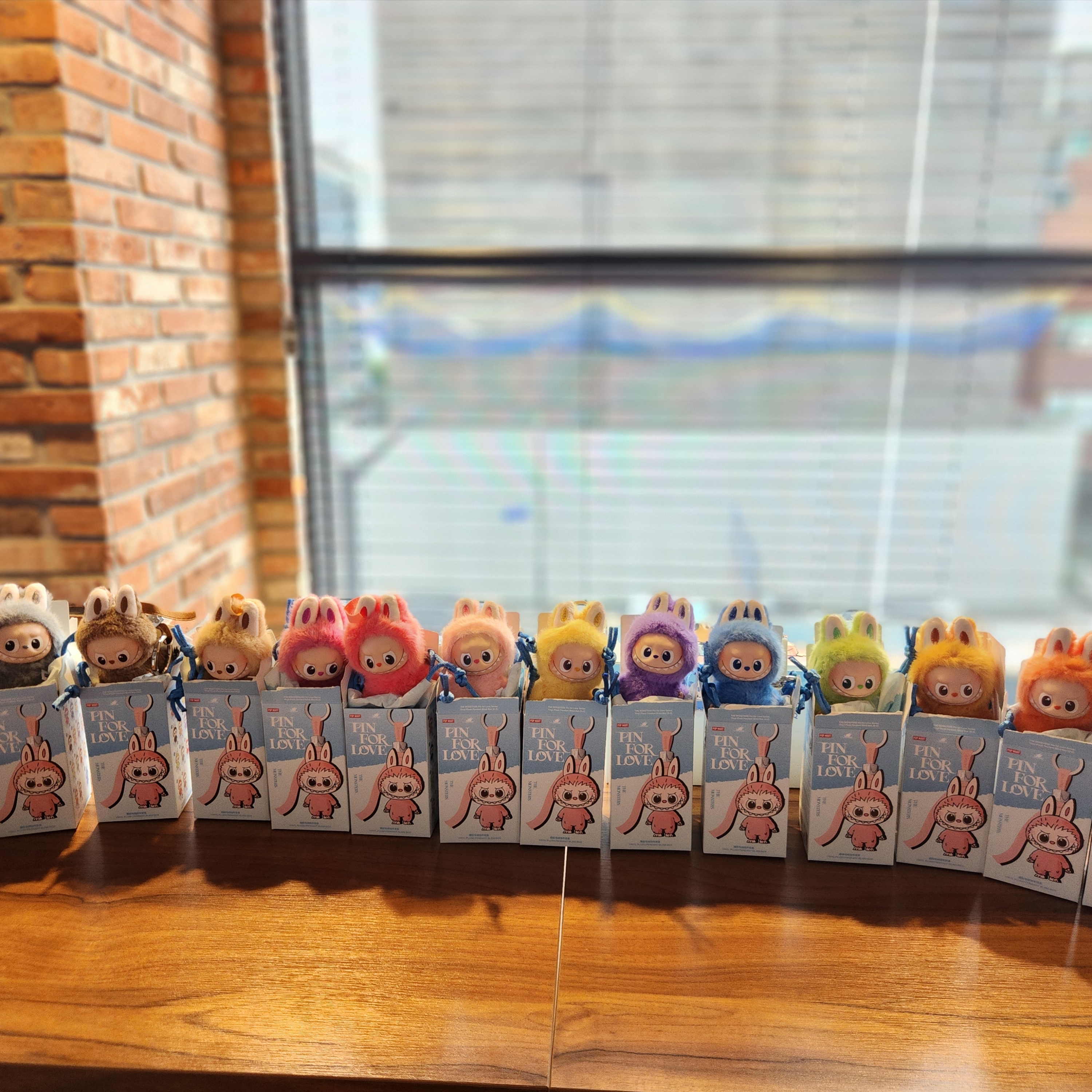 Pop Mart Labubu The Monsters Pin For Love Series Vinyl Plush Pendant Sealed Case (N-Z) (14 Blind Boxes) 착용 스타일 - 1