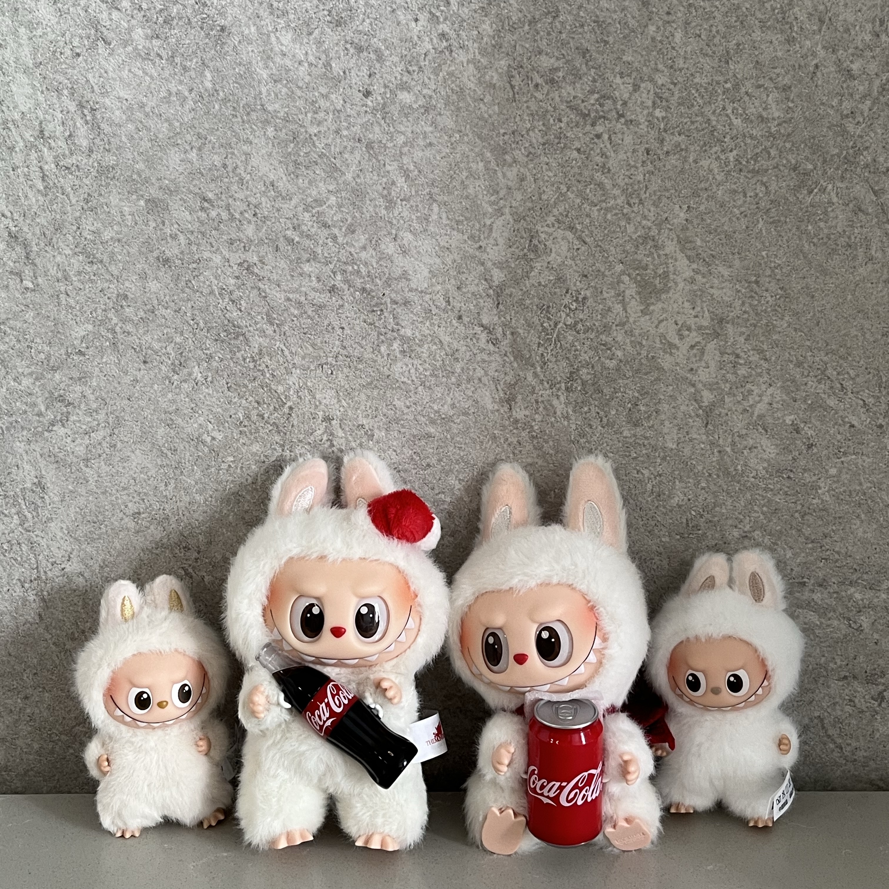 Pop Mart Labubu Coca Cola Series Surprise Shake Keyring (Opened Case), Pop Mart Labubu Coca Cola Series Happy Factor Keyring (Opened Case) 착용 스타일 - 1