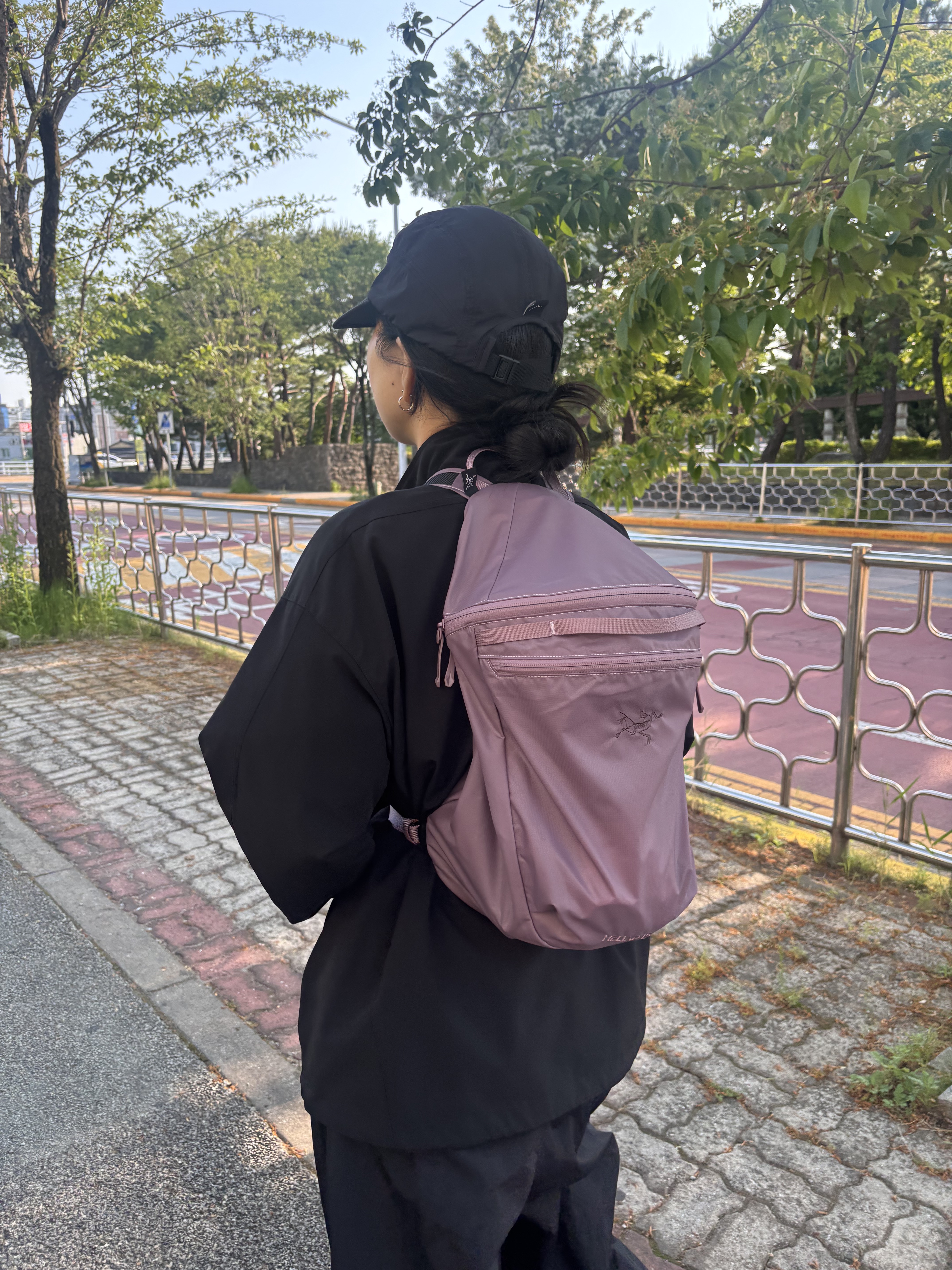 Arc'teryx Heliad 15 Backpack Interstellar 착용 스타일