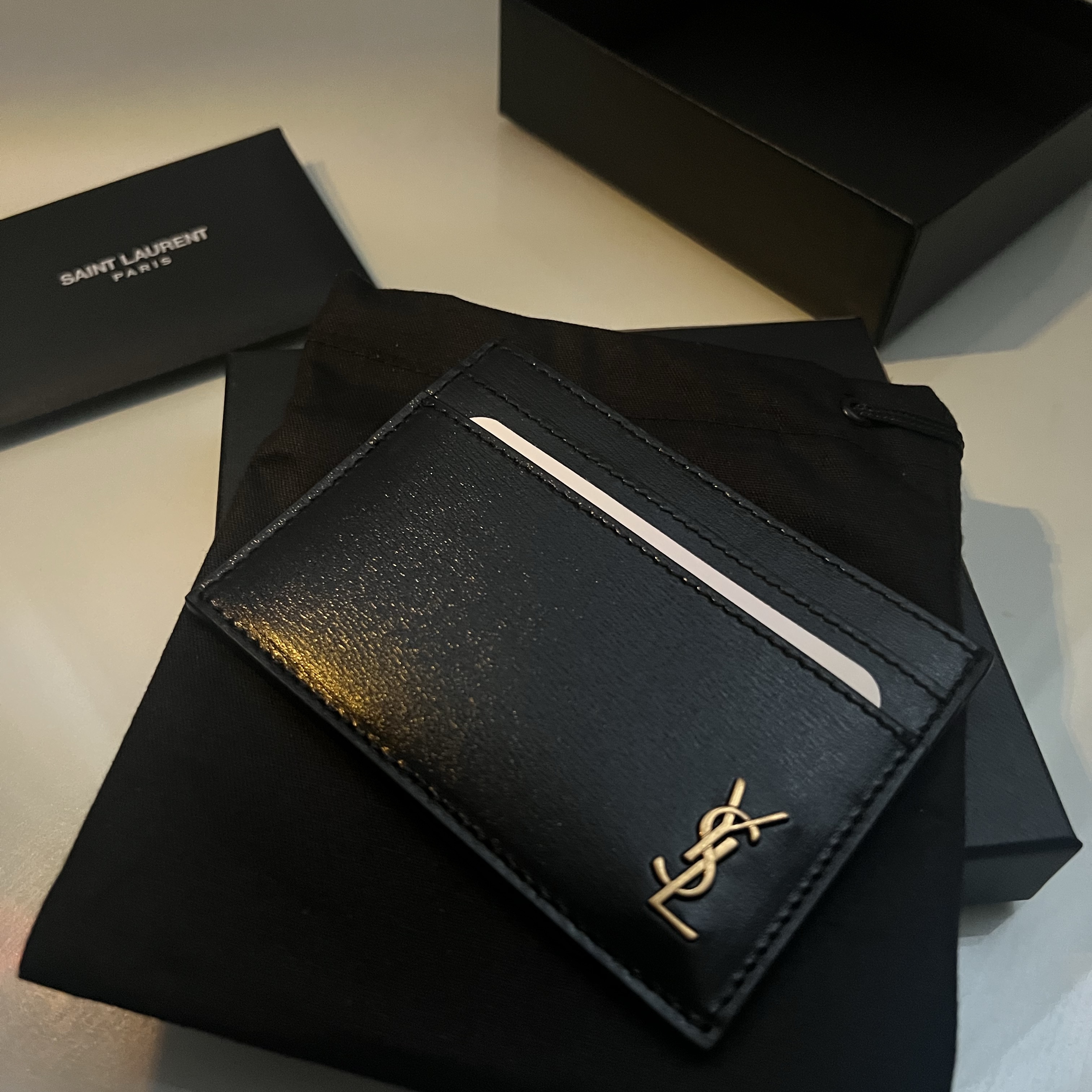 Saint Laurent Tiny Monogram Shiny Leather Card Case Black 착용 스타일 - 1