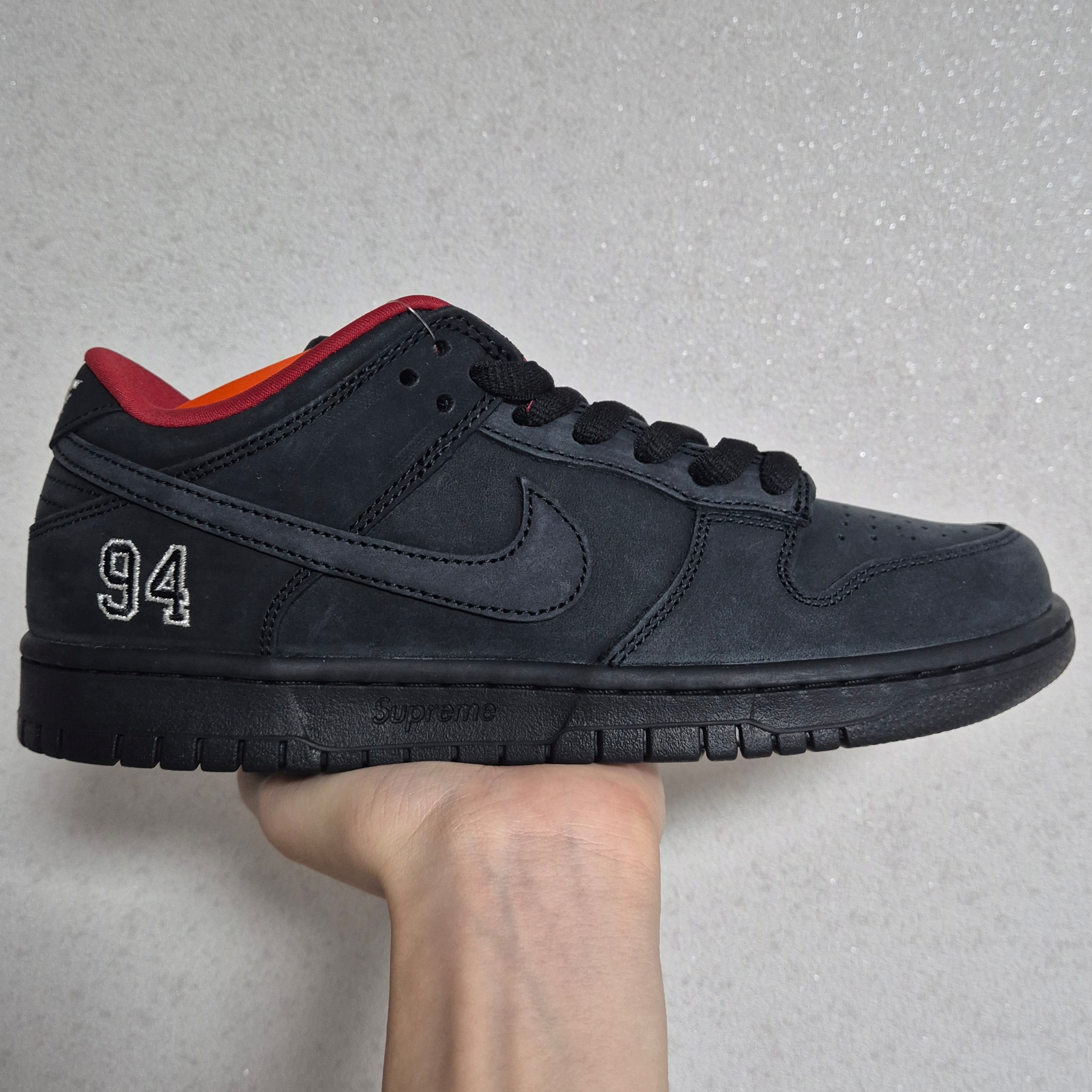 Nike x Supreme SB Dunk Low Black 착용 스타일 - 2
