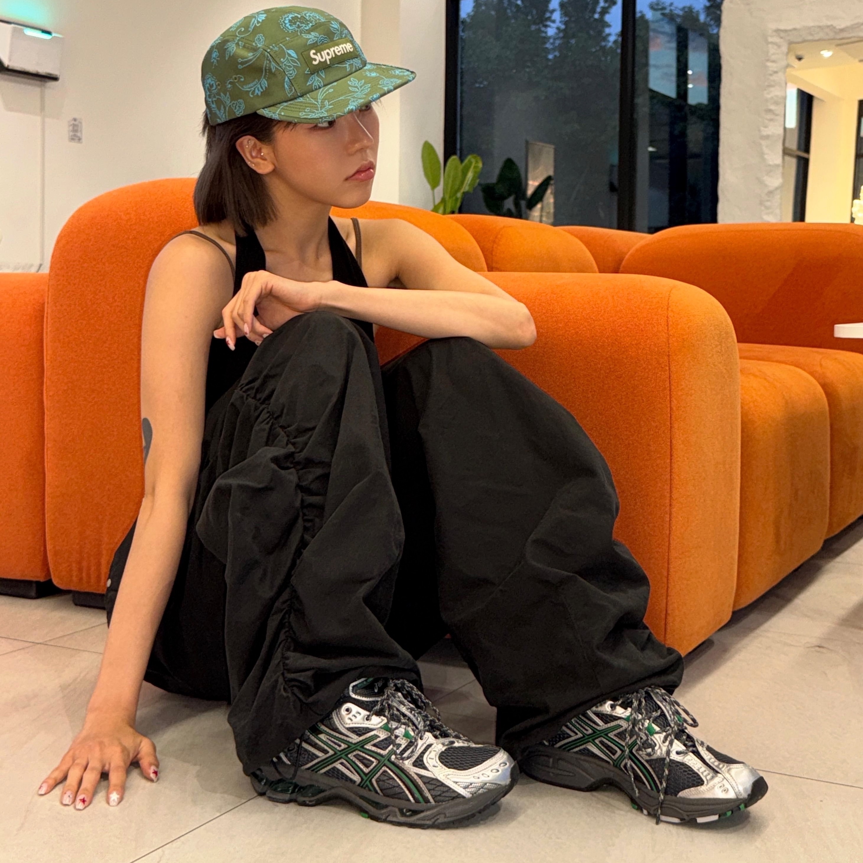 Asics Gel-Nimbus 10.1 Obsidian Grey Green Basil, Supreme Floral Jacquard Camp Cap Green - 25SS 착용 스타일 - 2