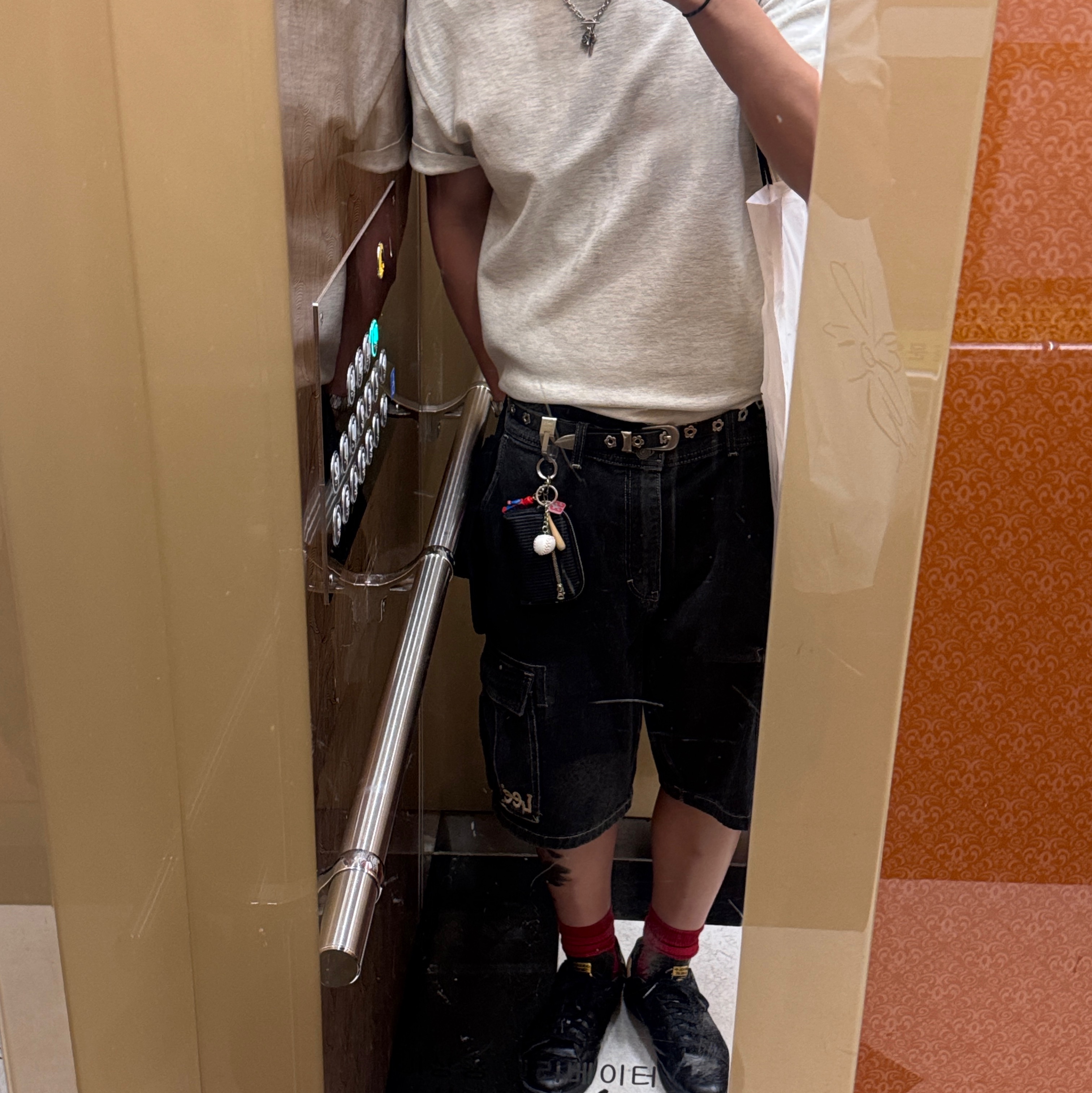 Supreme Washed Chino Twill Camp Cap Black - 25SS, Adidas x BAPE Stan Smith Core Black Gold Metallic 착용 스타일 - 2