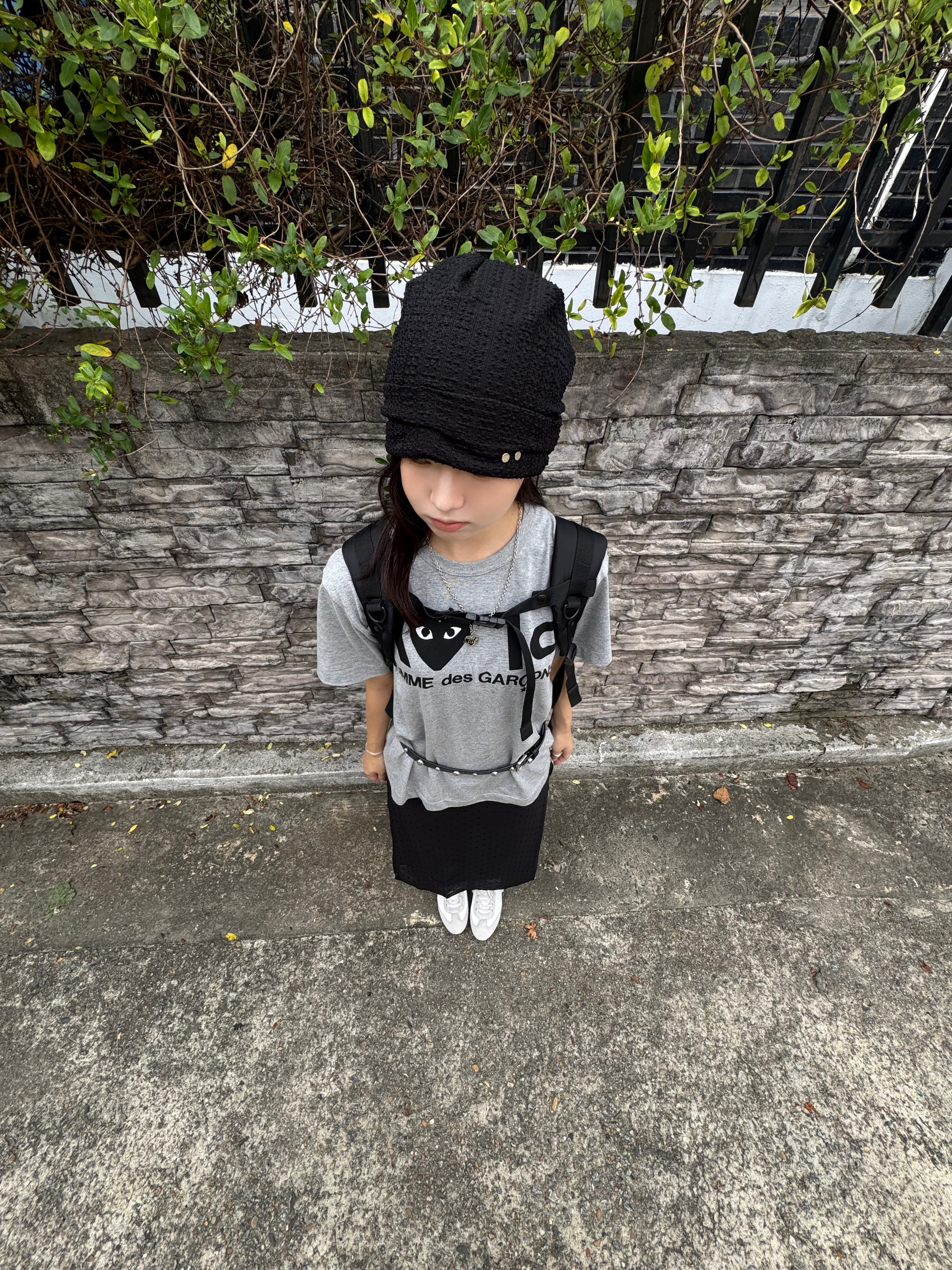 Play Comme des Garcons Reverse Logo T-Shirt Grey, Human Made Heart Necklace Red 착용 스타일 - 2