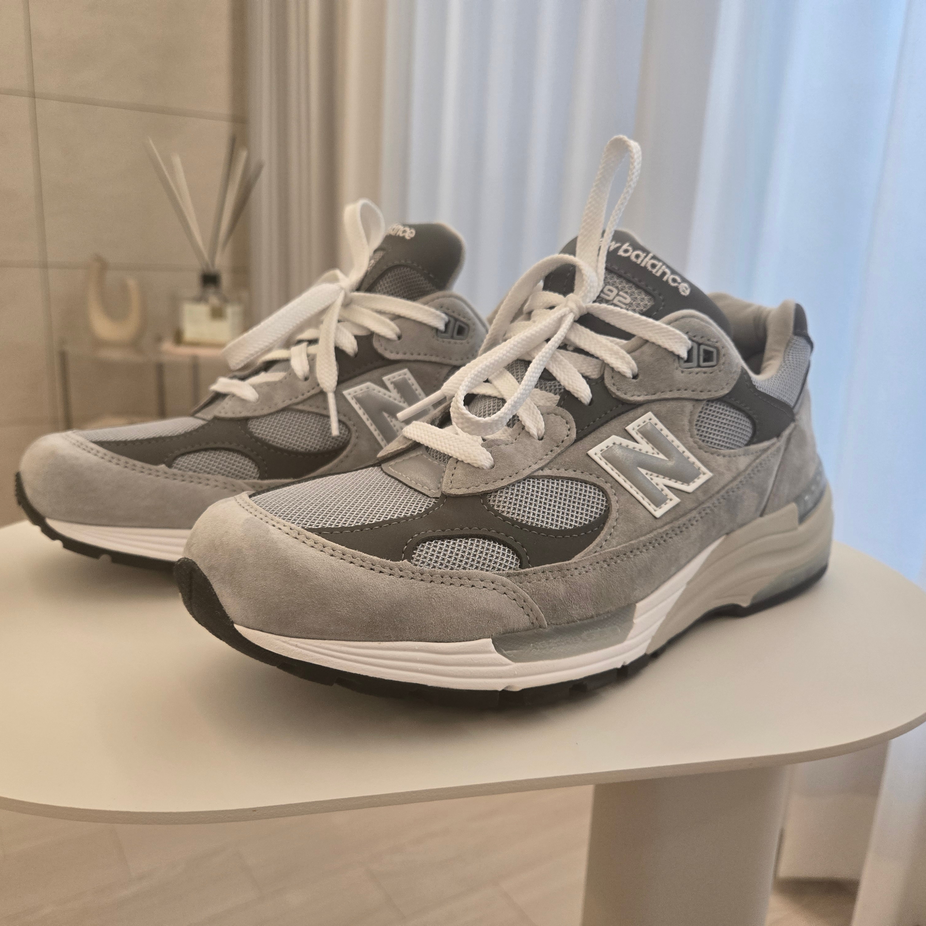 New Balance 992 Made in USA Core Grey Silver Metallic 착용 스타일 - 1