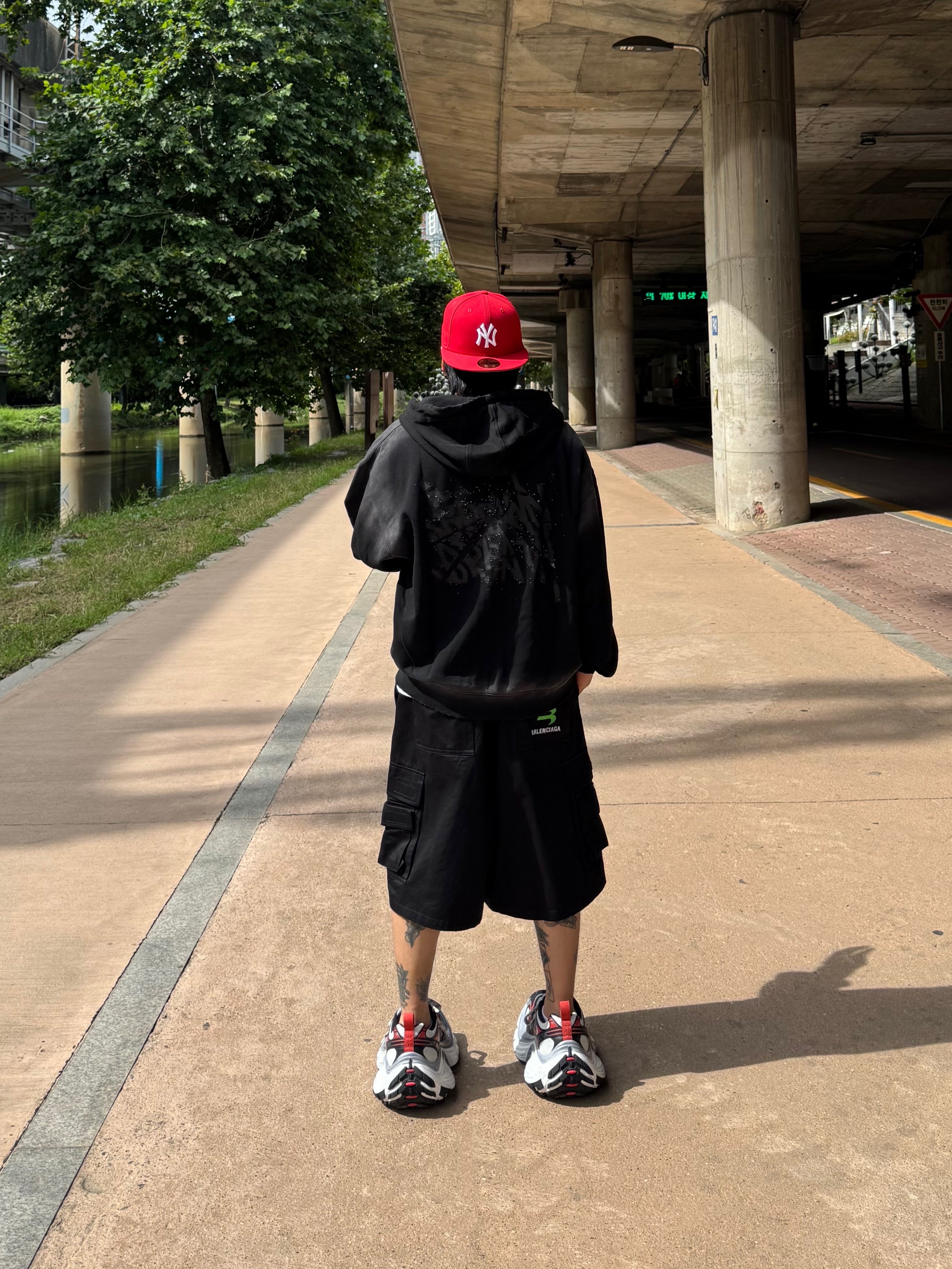 Balenciaga 10XL Sneakers Grey White Red 착용 스타일 - 5