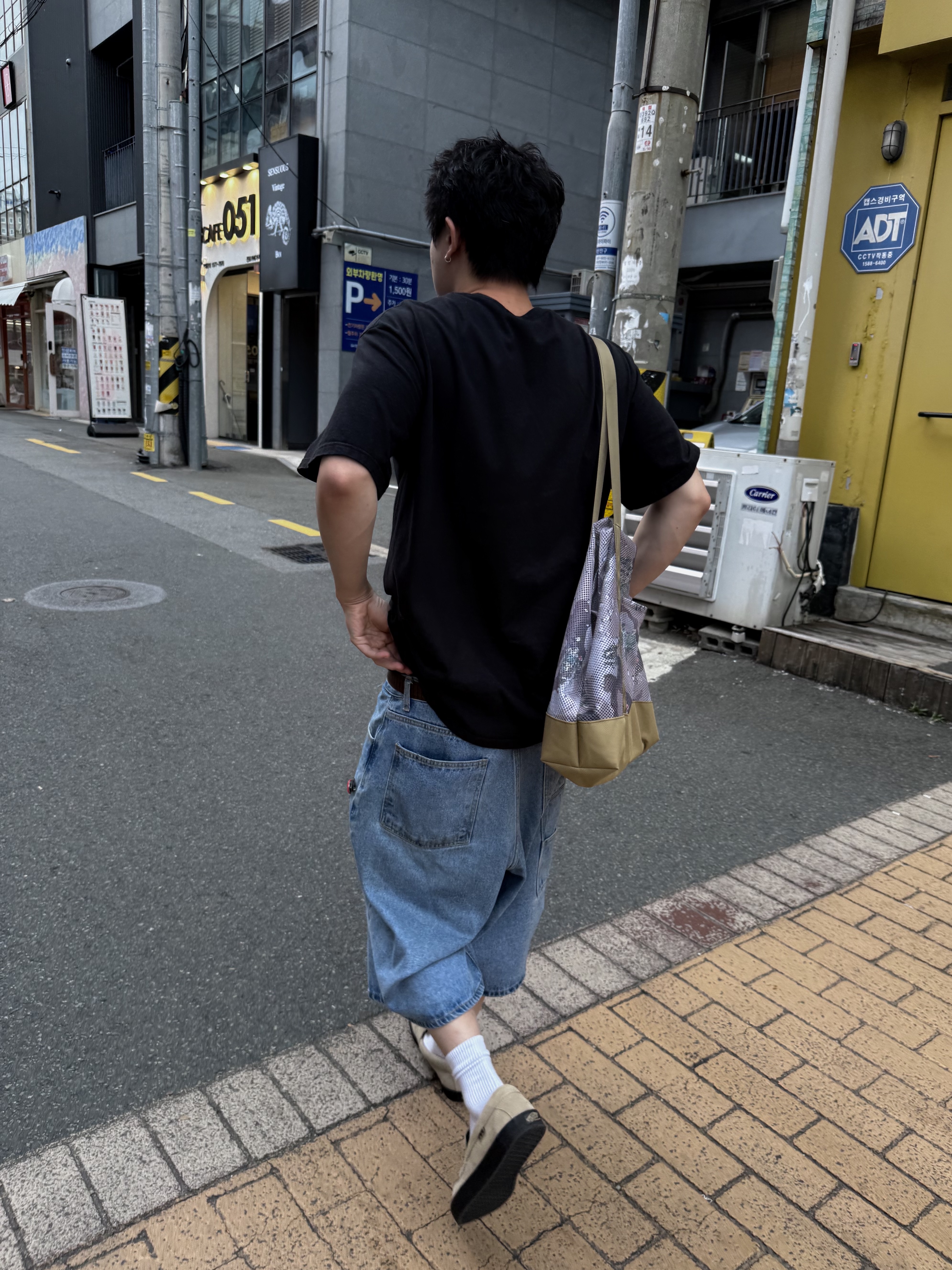 Supreme x Kaws Chalk Logo T-Shirt Black - 21SS, Vans Skate Loafer Suede Beige 착용 스타일 - 3