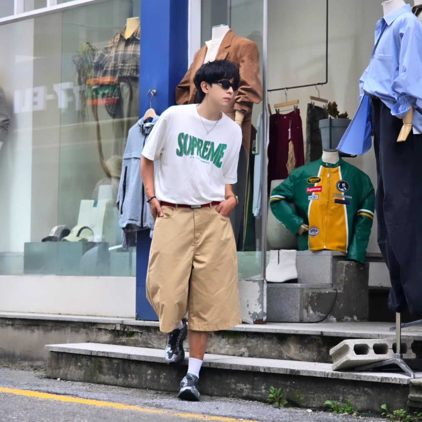 Supreme Flocked Washed S/S Top White - 25SS, True Religion Hustle Webbing Belt Red 착용 스타일 - 2