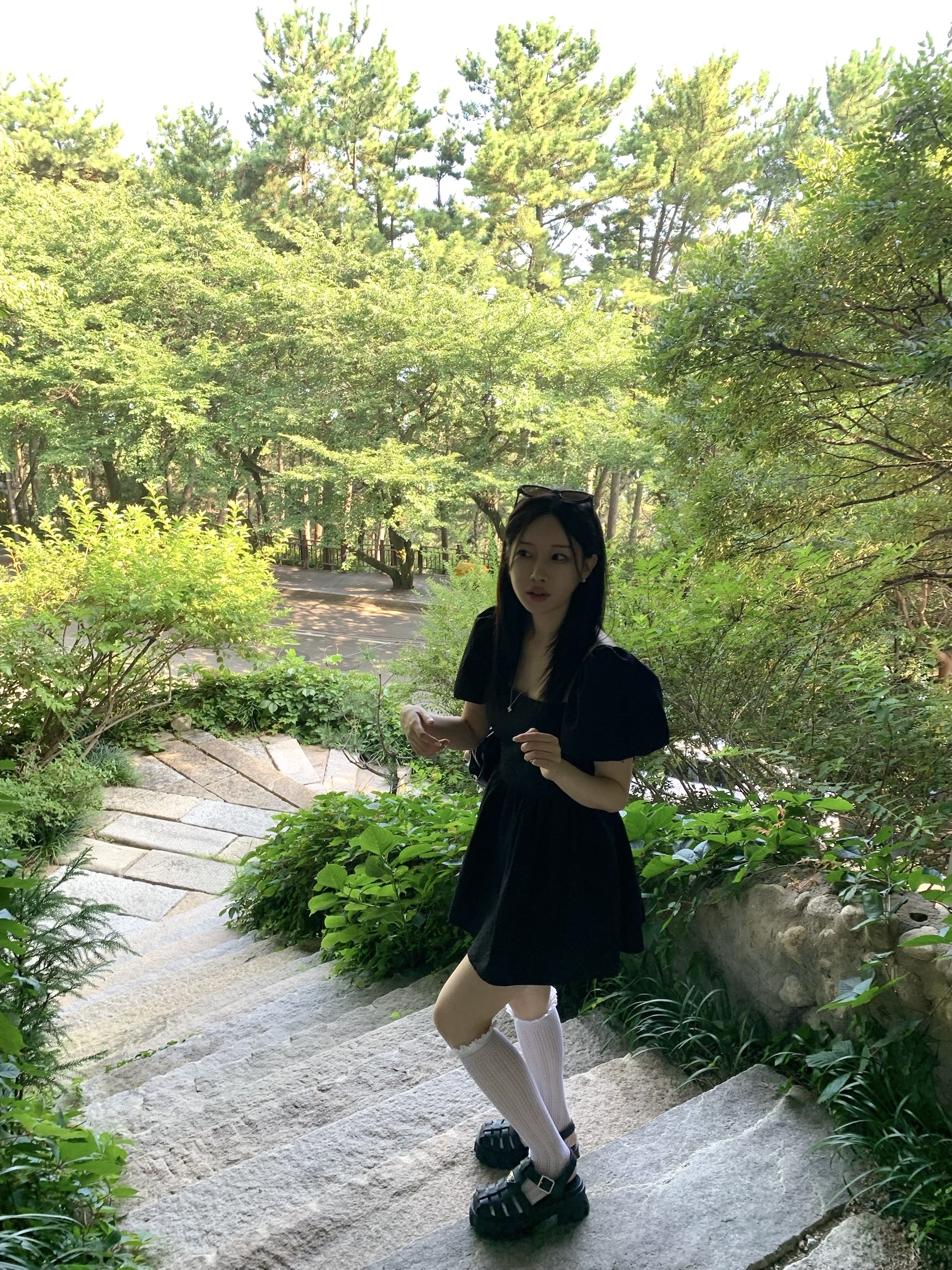 (W) Prada Rubber Sandal Black 착용 스타일