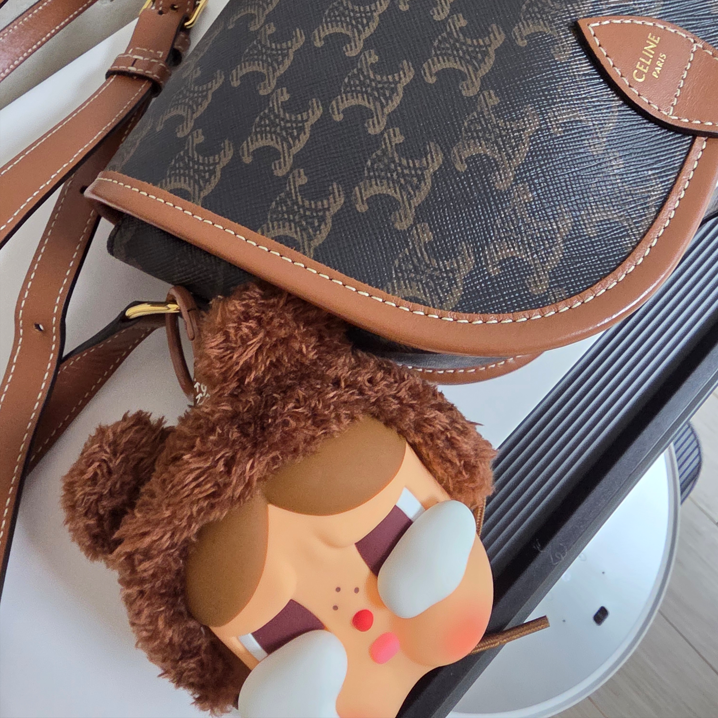 Pop Mart Crybaby Crying Again Series Bear Earphone Bag 착용 스타일