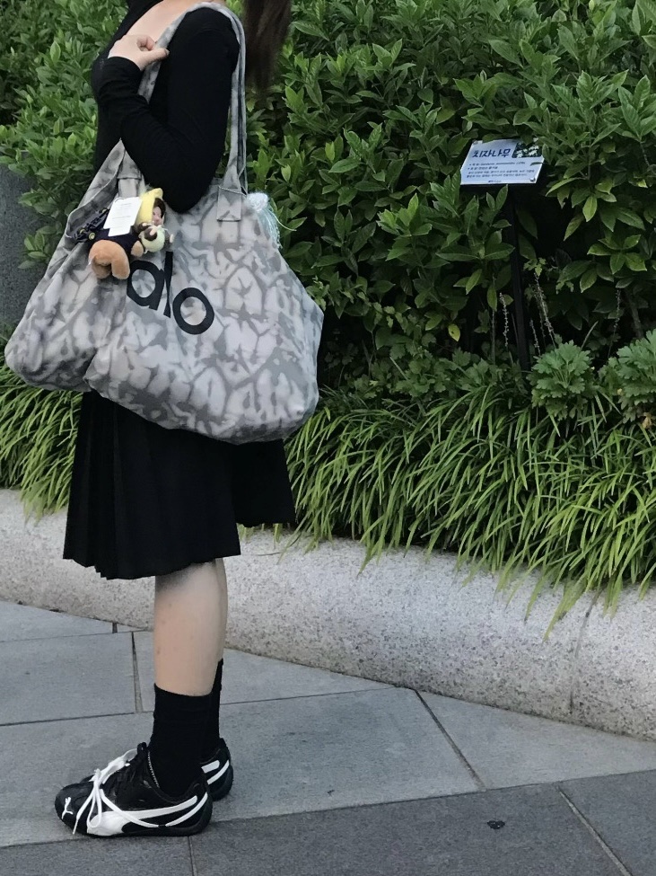 (W) Puma x Rosé Speedcat PRM Black Warm White, Alo Yoga Iconic Shopper Tote Bag Grey Tiedye 착용 스타일 - 2