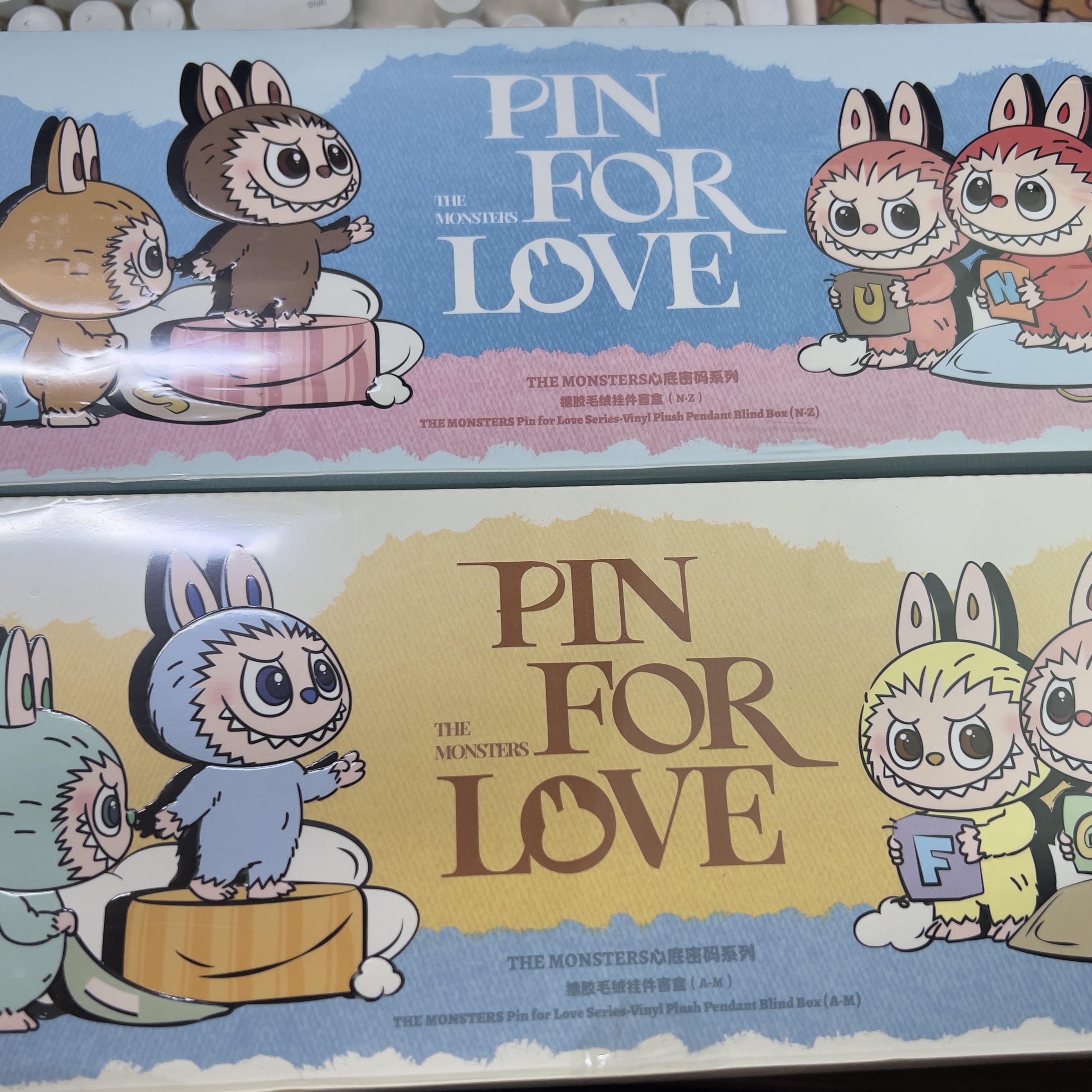 Pop Mart Labubu The Monsters Pin For Love Series Vinyl Plush Pendant Sealed Case (A-M) (14 Blind Boxes), Pop Mart Labubu The Monsters Pin For Love Series Vinyl Plush Pendant Sealed Case (N-Z) (14 Blind Boxes) 착용 스타일