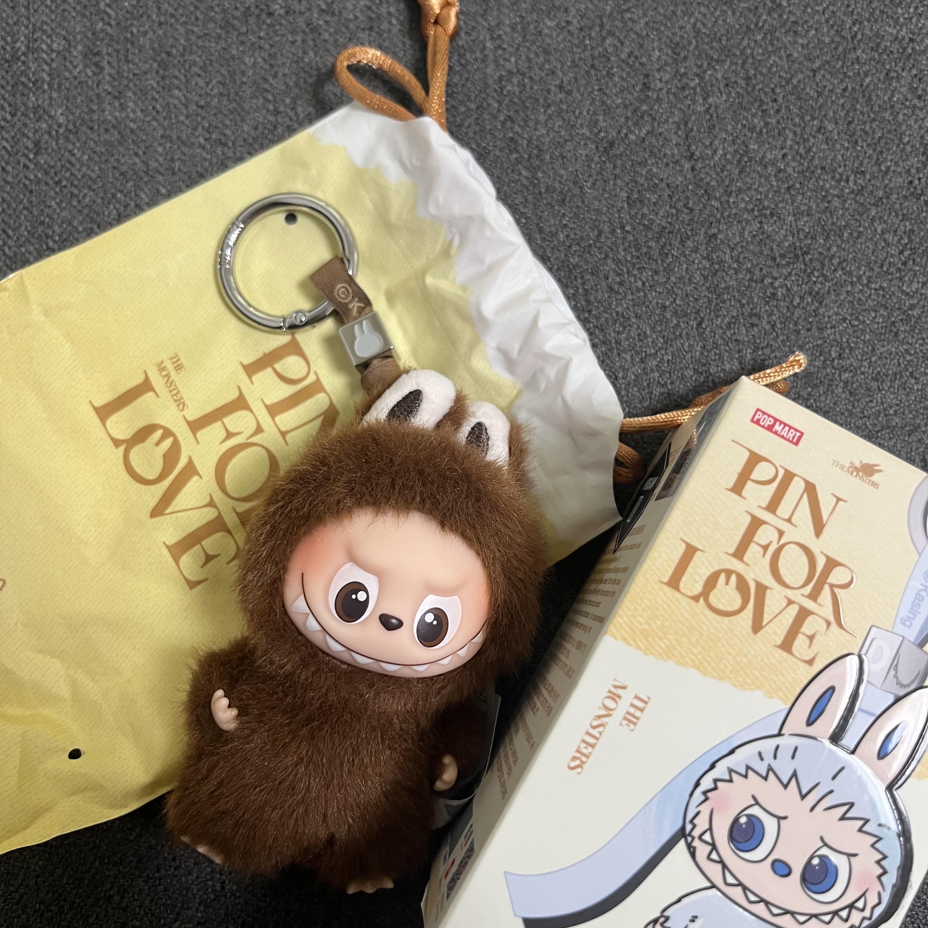 Pop Mart Labubu The Monsters Pin For Love Series Vinyl Plush Pendant Sealed Case (A-M) (1 Blind Box) 착용 스타일
